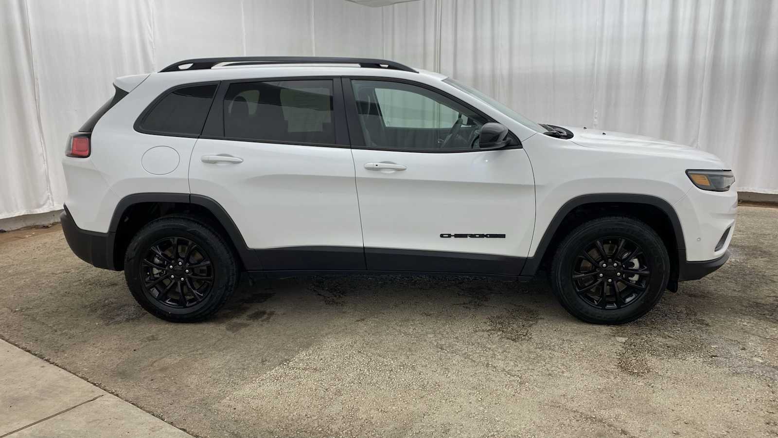 2023 Jeep Cherokee Altitude Lux 35