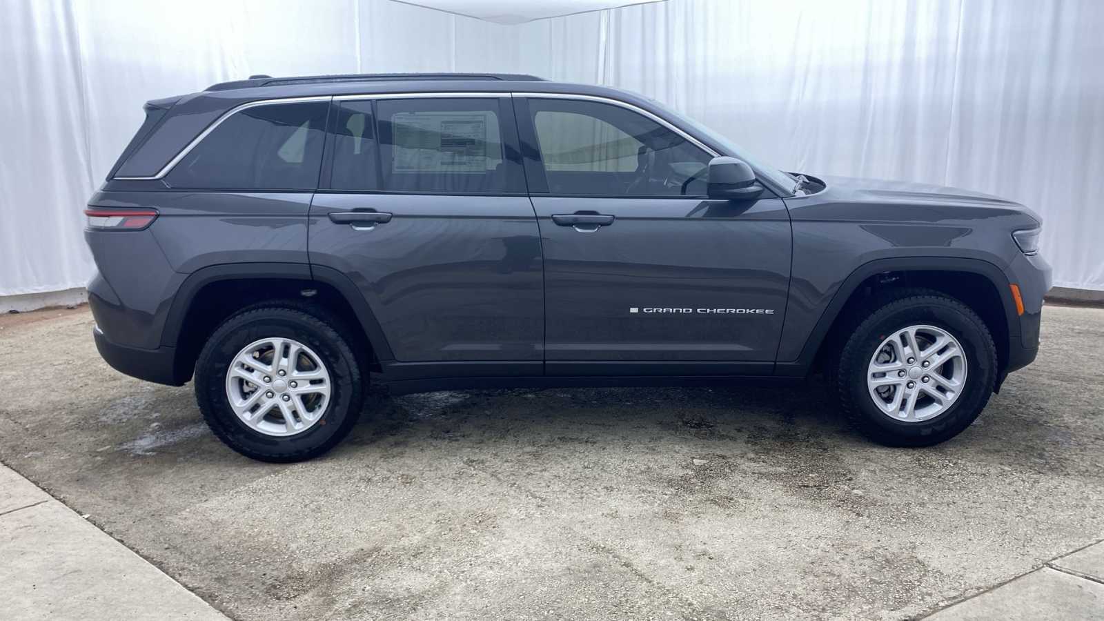 2024 Jeep Grand Cherokee Laredo 35