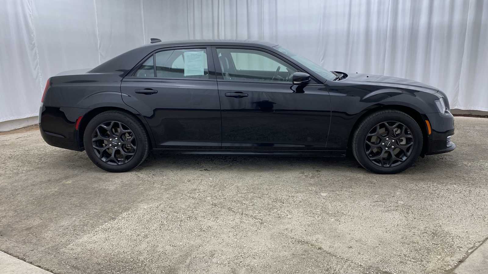 2022 Chrysler 300 Touring L 32