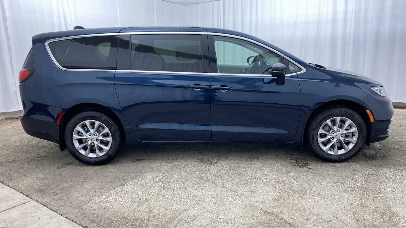 2024 Chrysler Pacifica Touring L 37