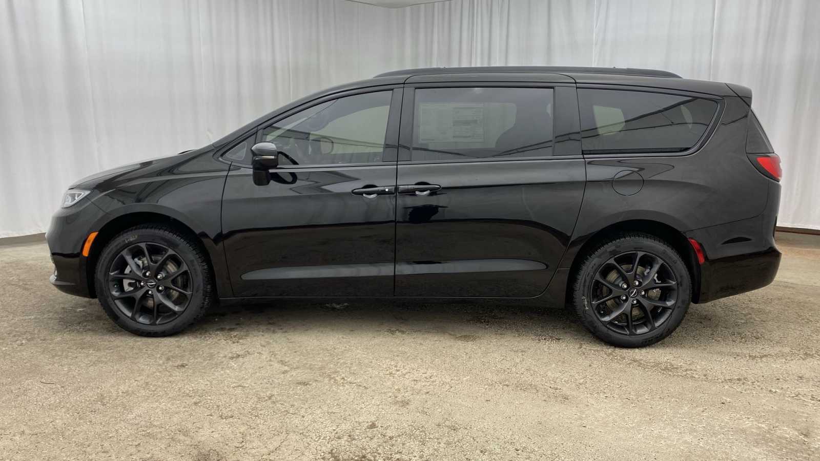 2024 Chrysler Pacifica Touring L 32