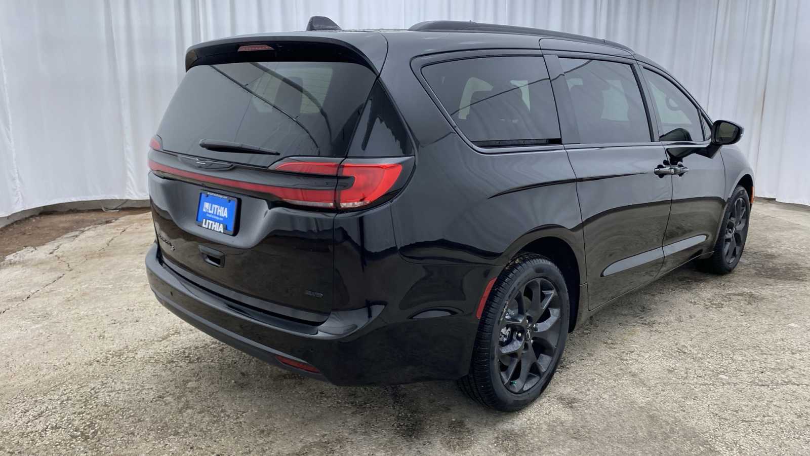 2024 Chrysler Pacifica Touring L 35