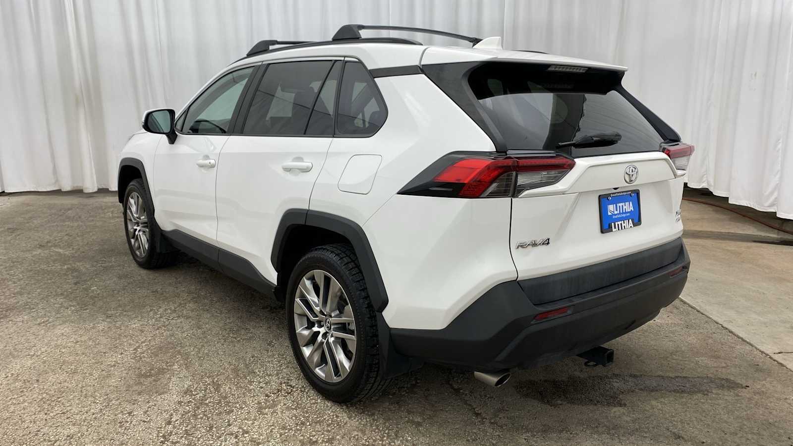 2019 Toyota RAV4 XLE 32