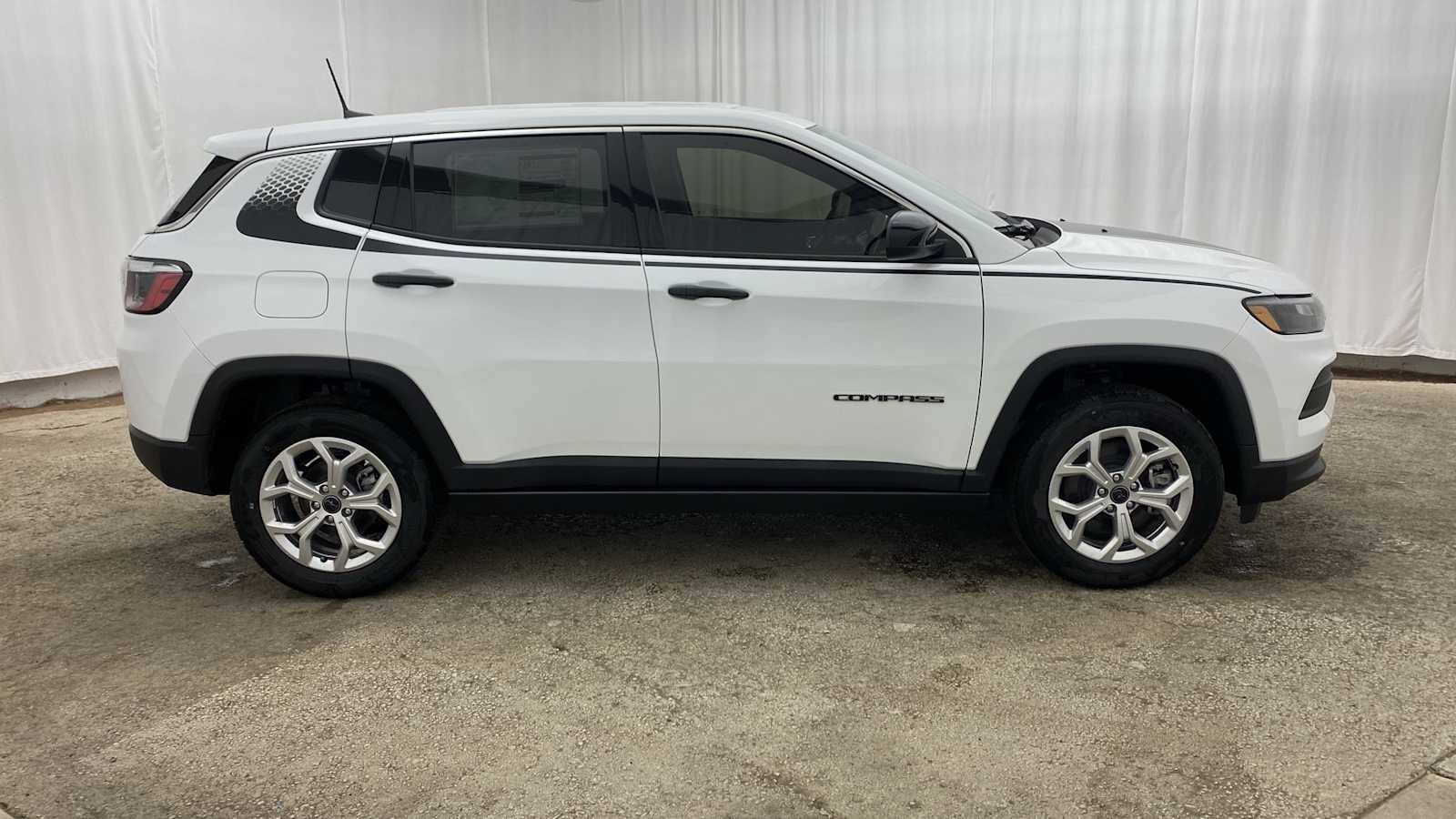 2025 Jeep Compass Sport 32