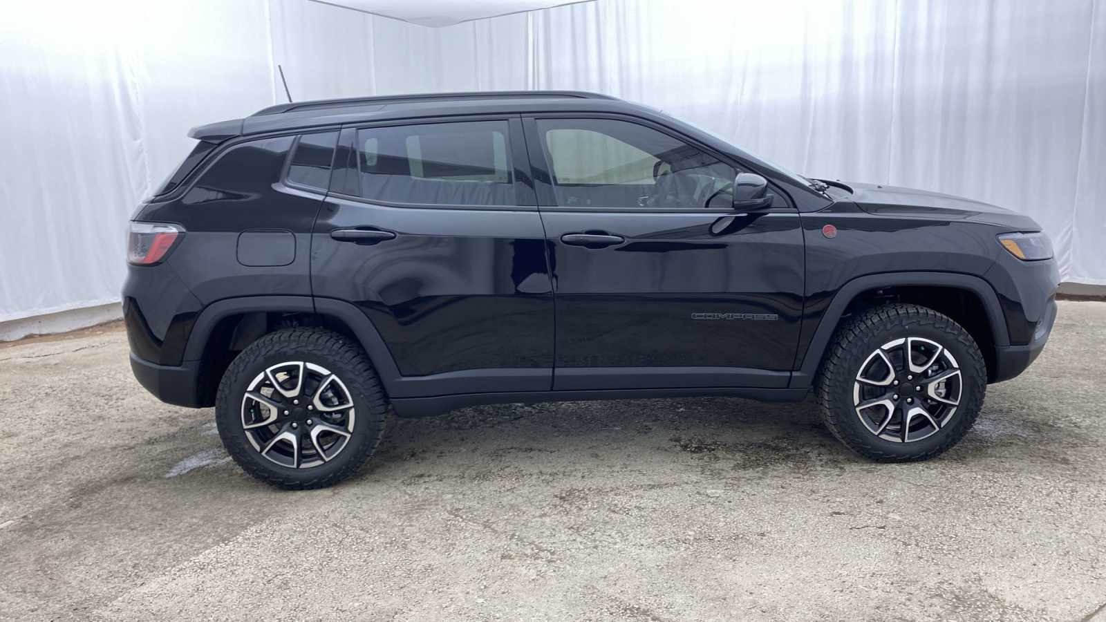 2024 Jeep Compass Trailhawk 33