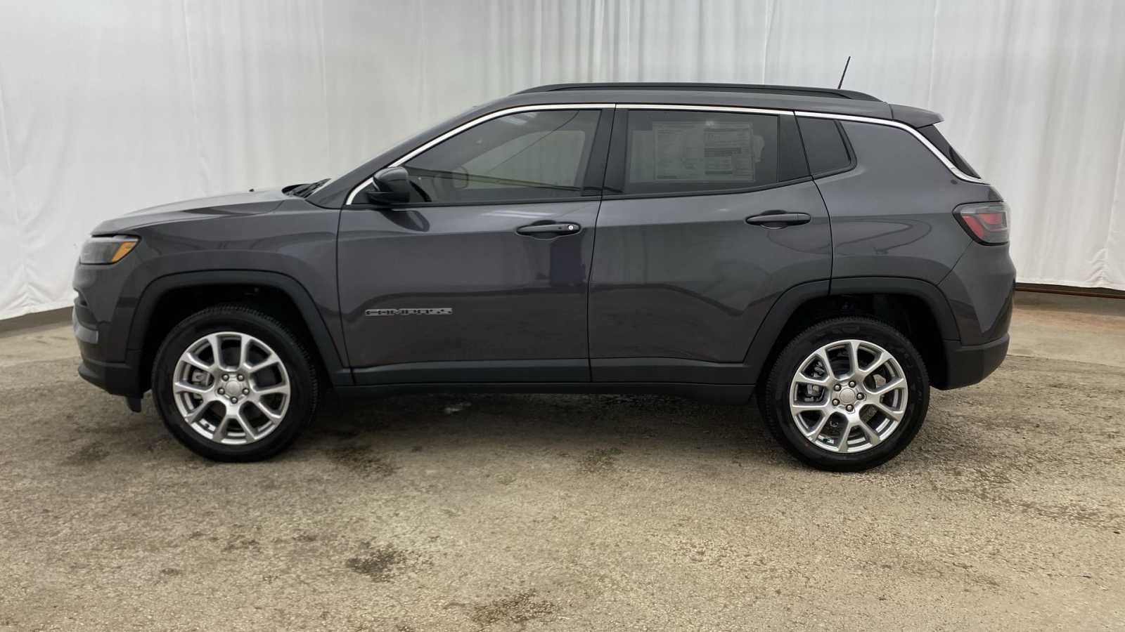 2024 Jeep Compass Latitude Lux 32