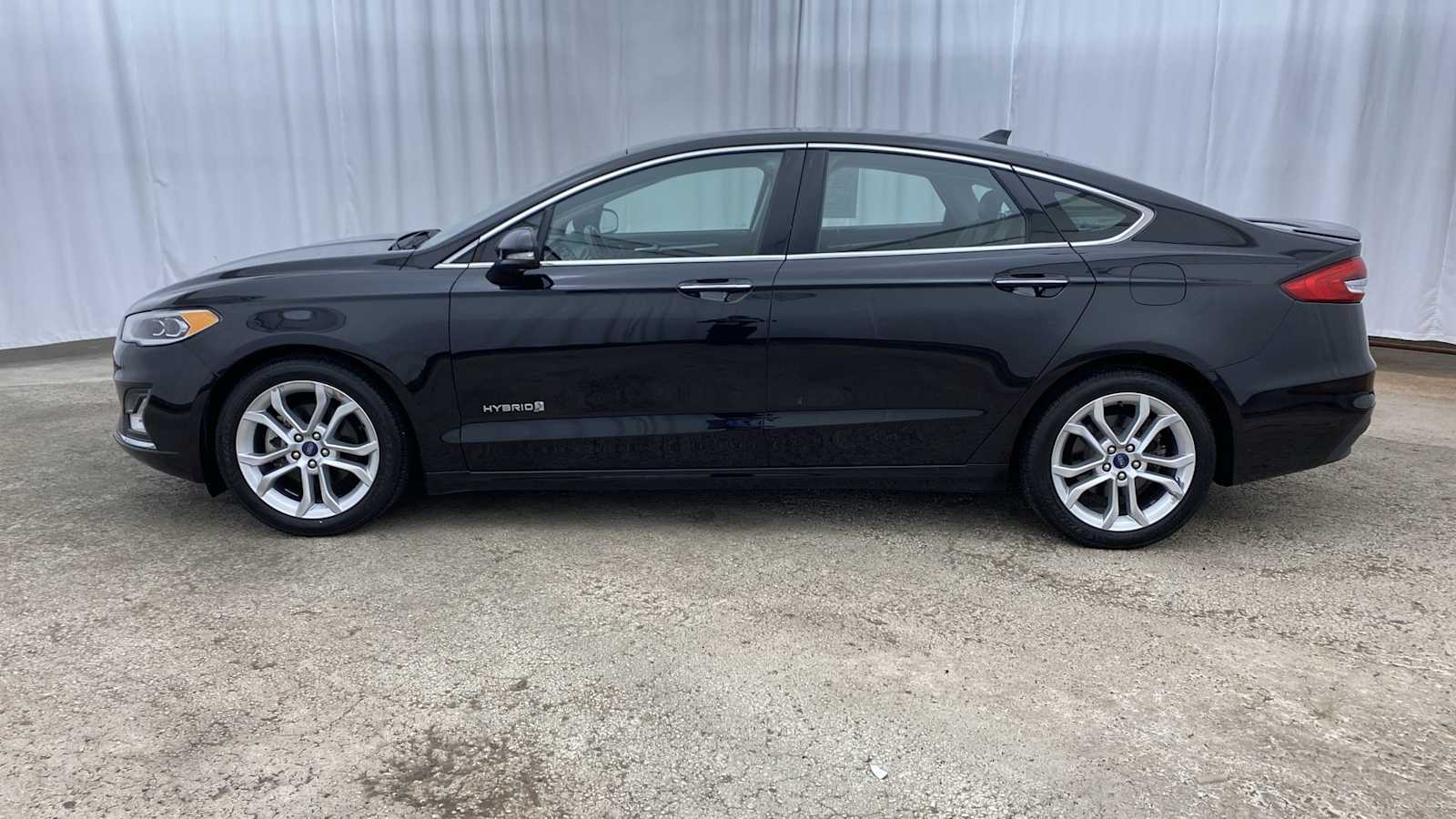 2019 Ford Fusion Hybrid Titanium 32