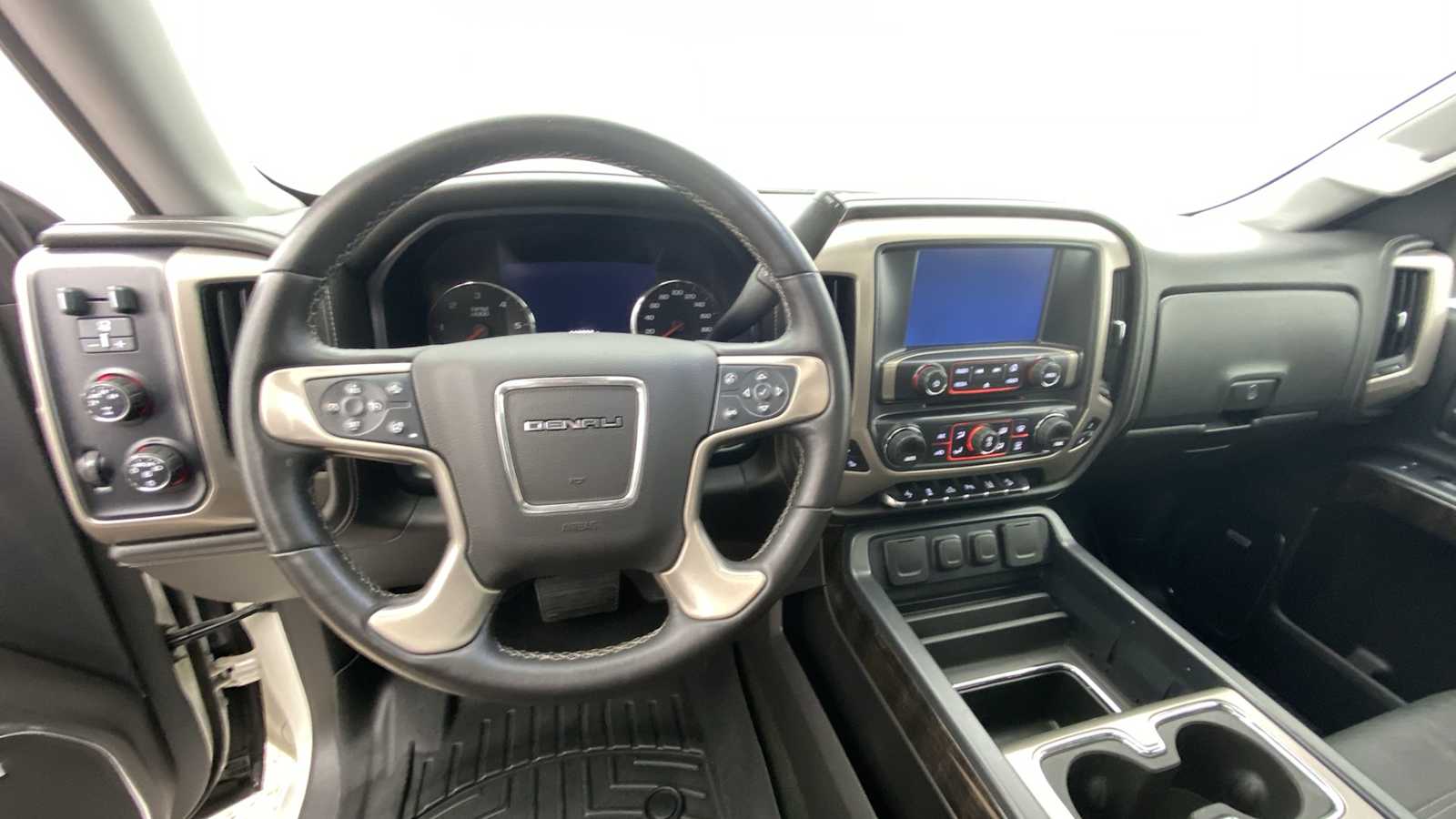 2015 GMC Sierra 1500 Denali 4WD Crew Cab 143.5 3