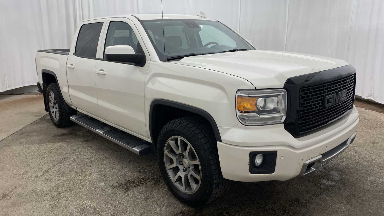 2015 GMC Sierra 1500 Denali 4WD Crew Cab 143.5 37