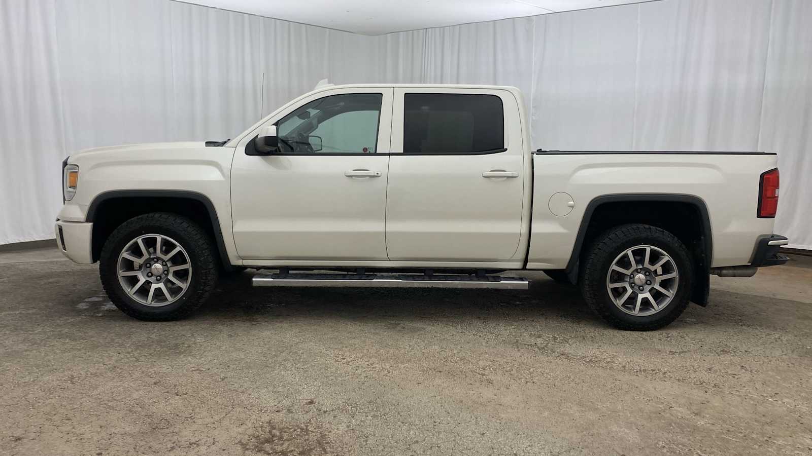 2015 GMC Sierra 1500 Denali 4WD Crew Cab 143.5 32