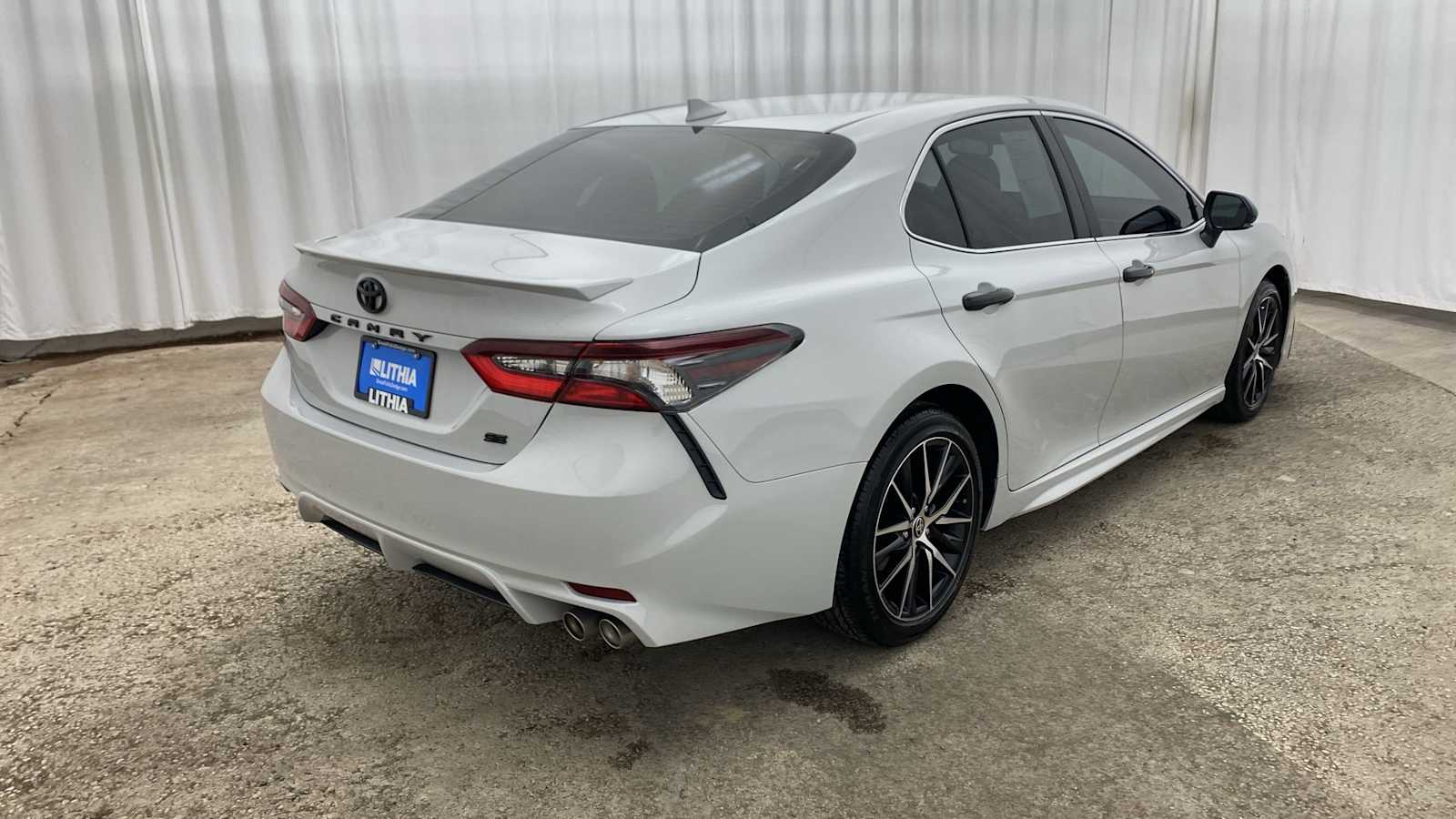 2024 Toyota Camry SE 32