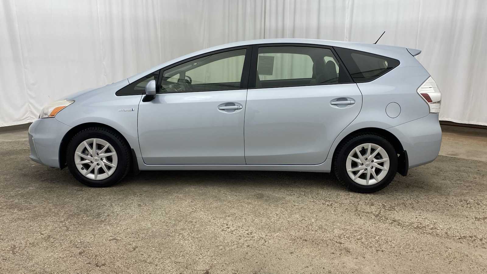 2014 Toyota Prius V Two 28