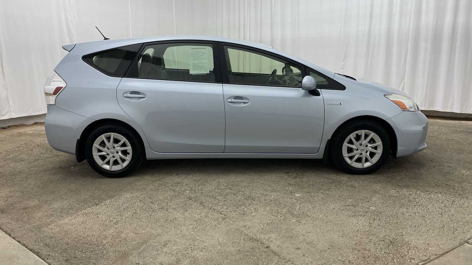 2014 Toyota Prius V Two 32