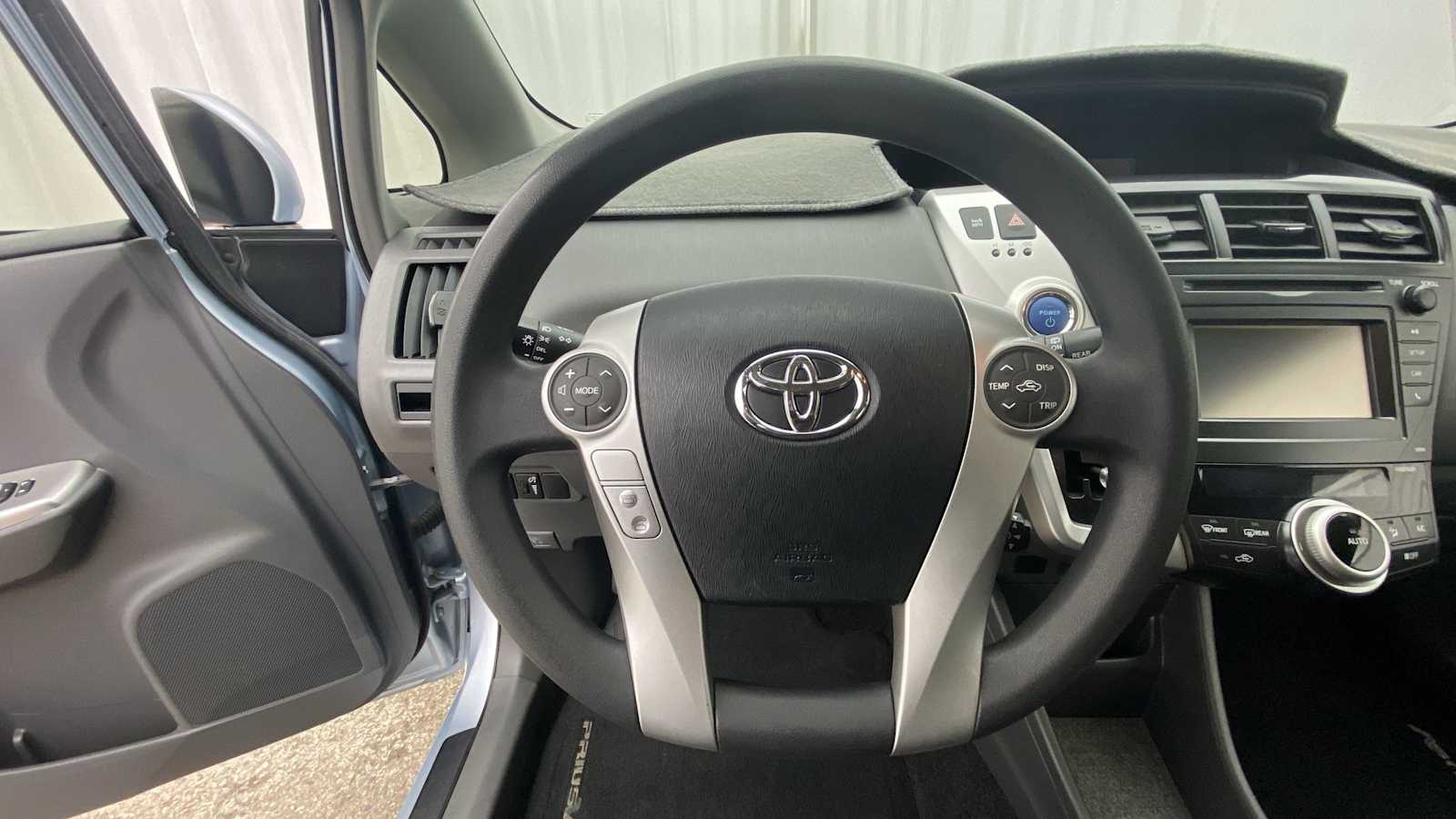 2014 Toyota Prius V Two 11