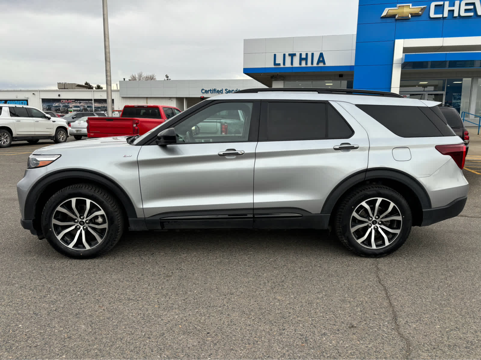 2022 Ford Explorer ST-Line 2