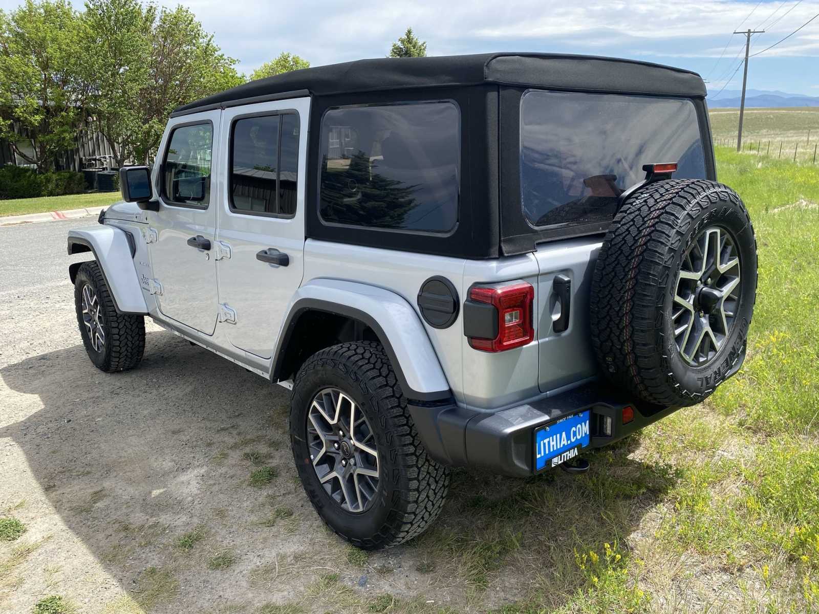 2024 Jeep Wrangler Sahara 11