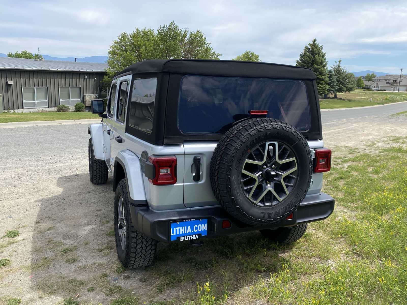 2024 Jeep Wrangler Sahara 12