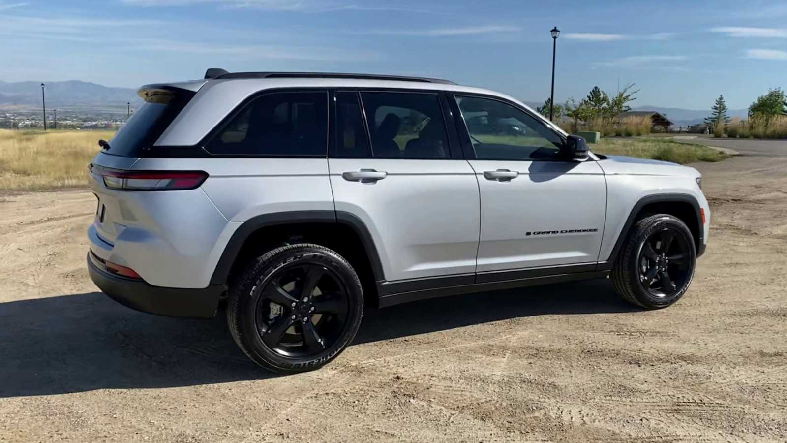 2023 Jeep Grand Cherokee Altitude X 8