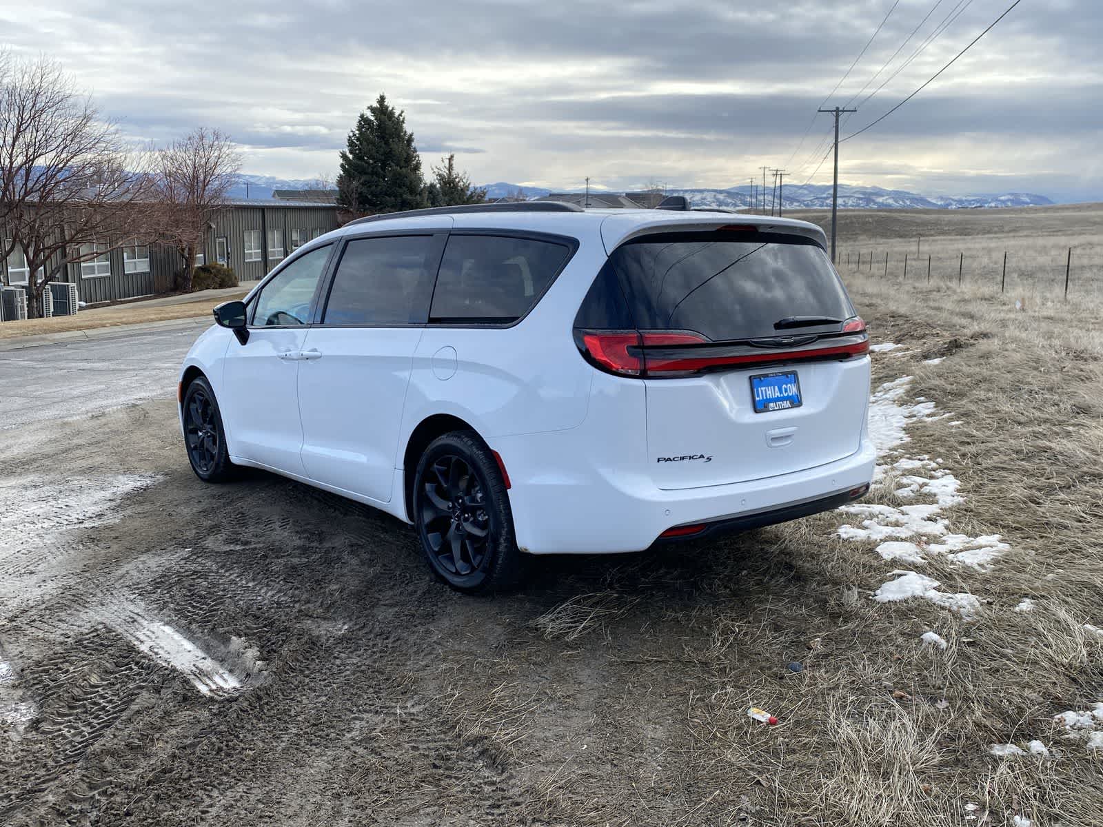 2024 Chrysler Pacifica Touring L 3