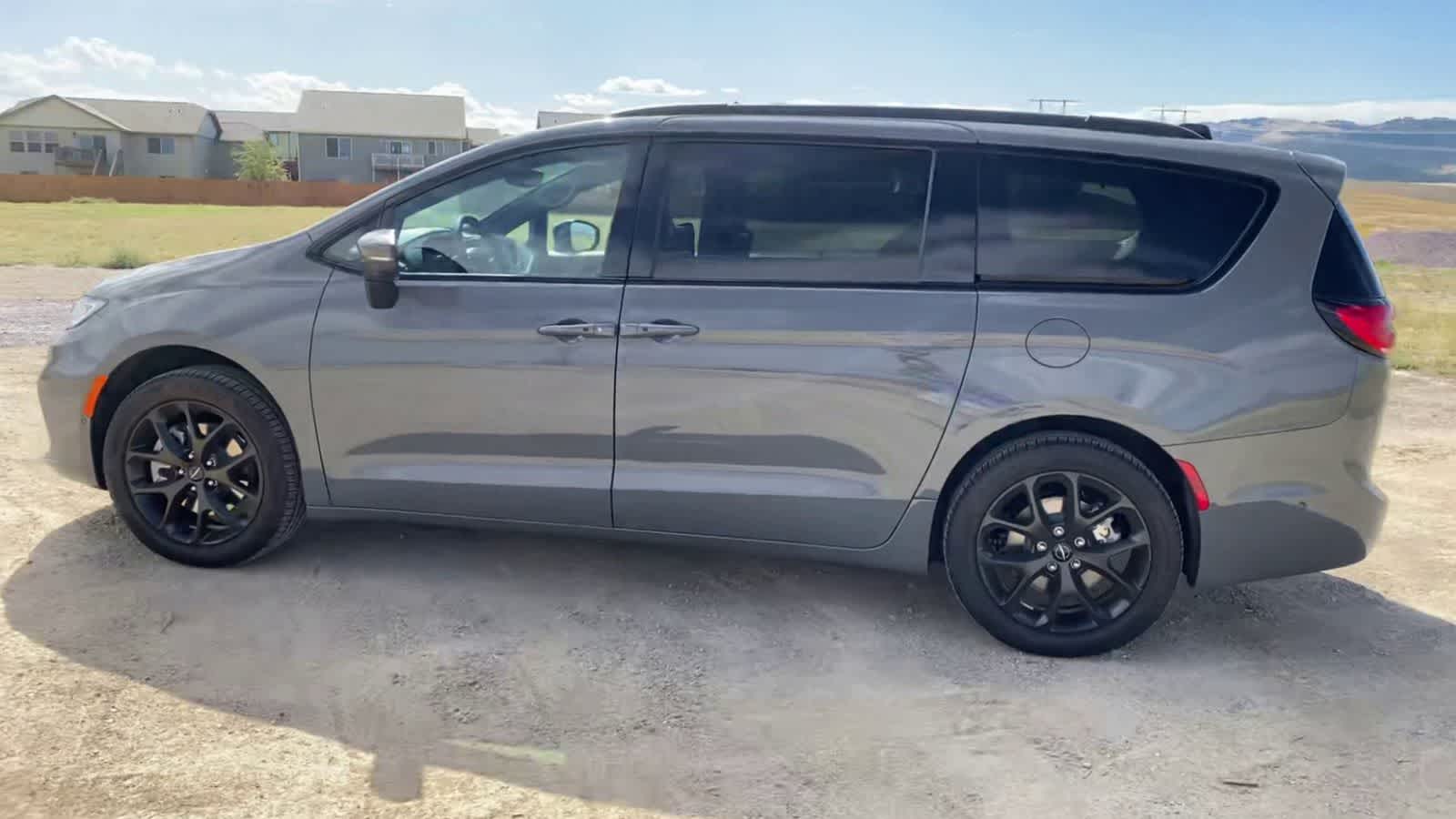 2023 Chrysler Pacifica Touring L 2