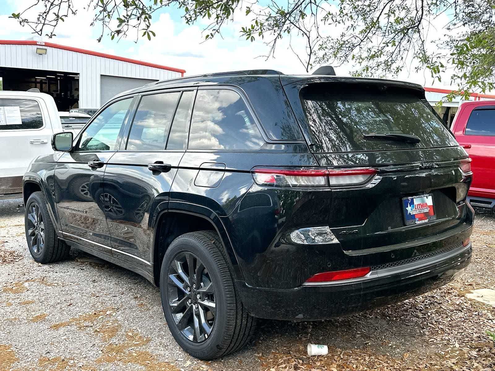 View vehicle photo 5