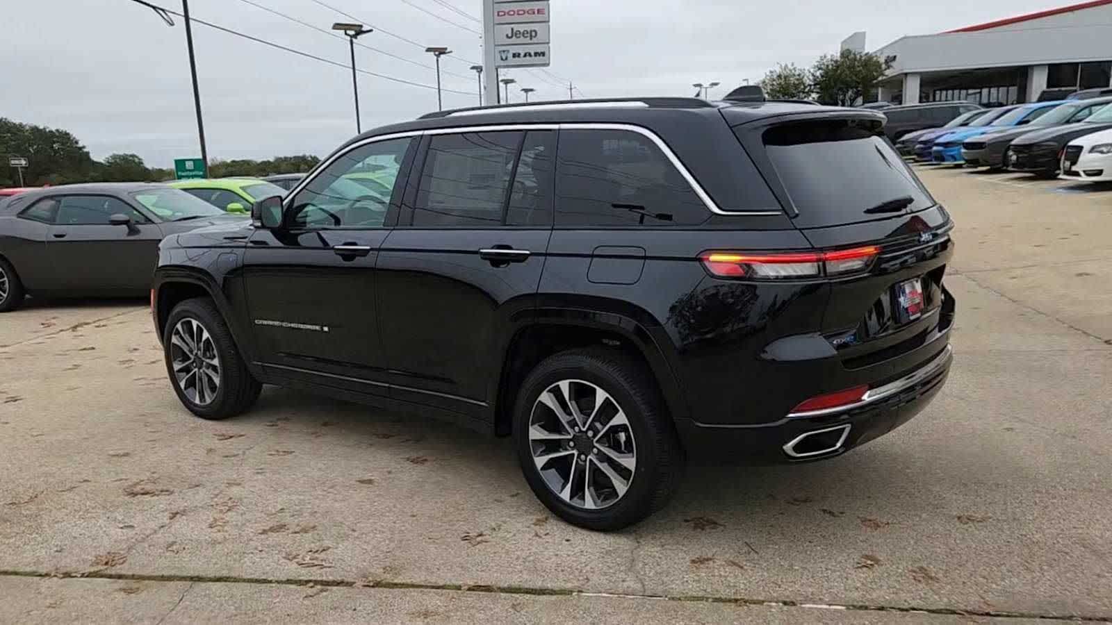 View vehicle photo 6