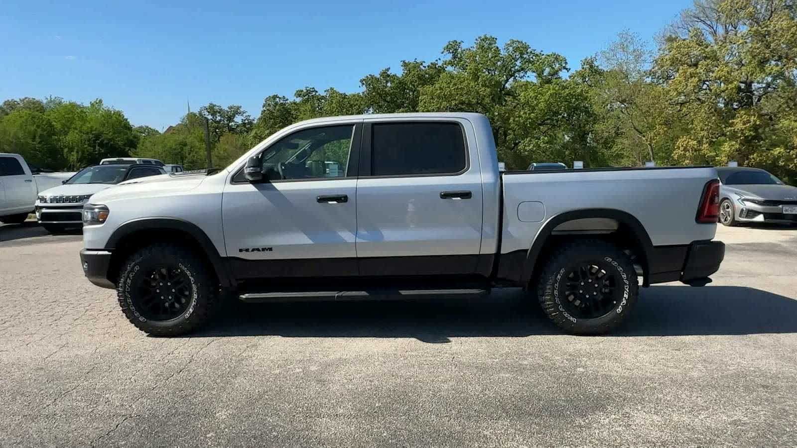 View vehicle photo 5