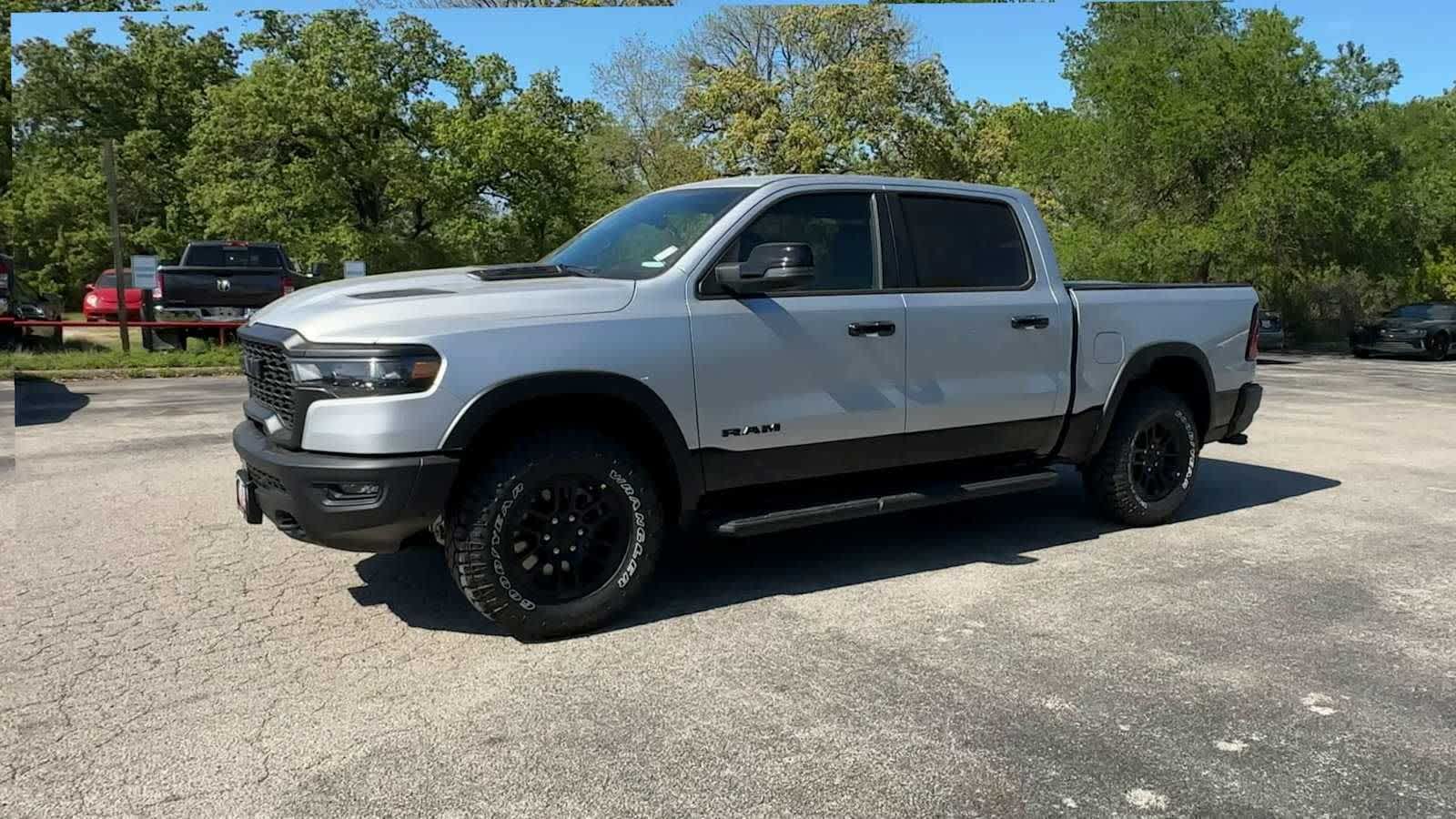 View vehicle photo 4