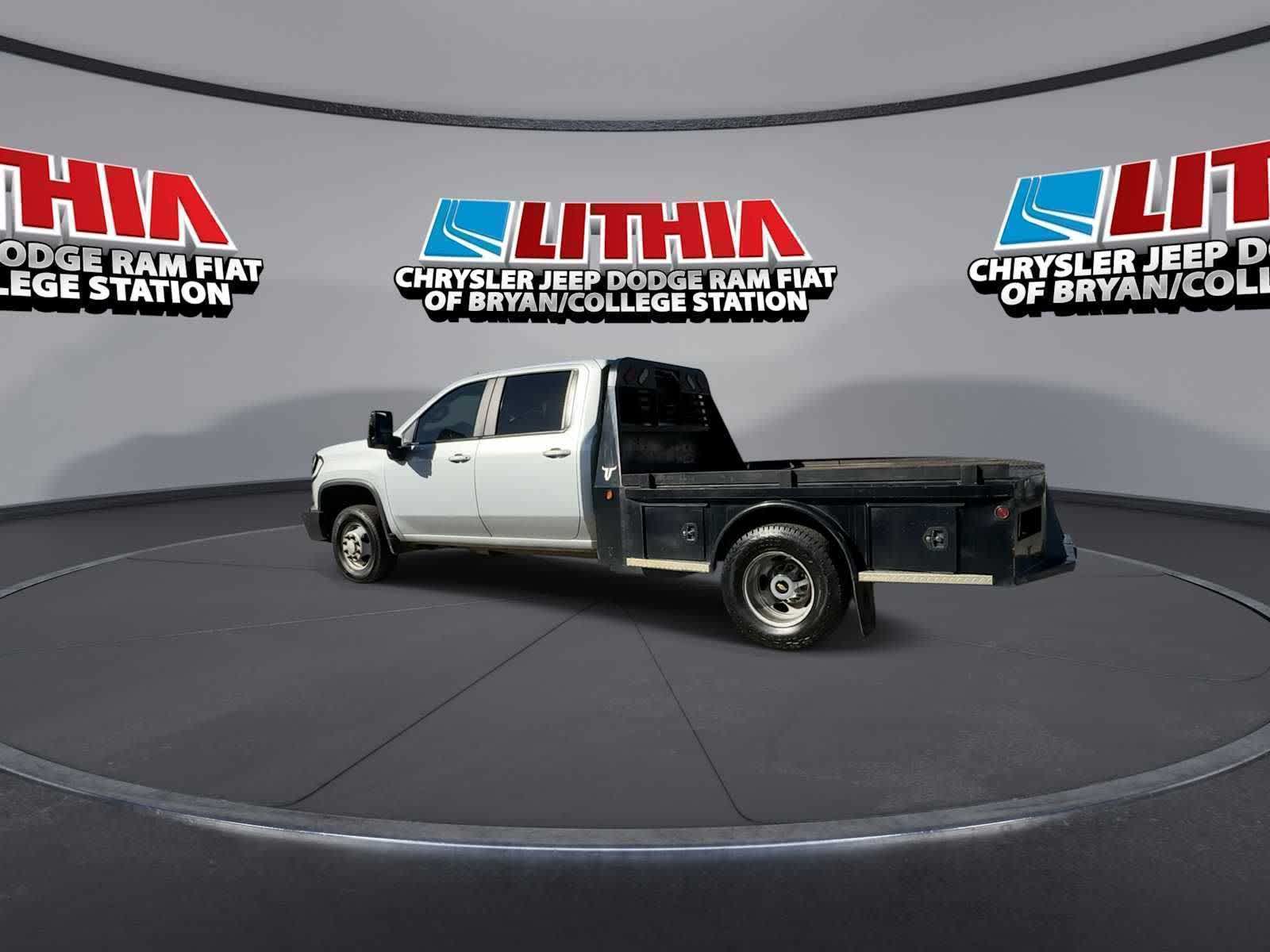 View vehicle photo 6