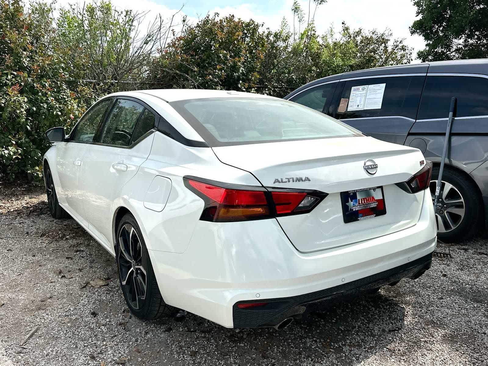 View vehicle photo 3