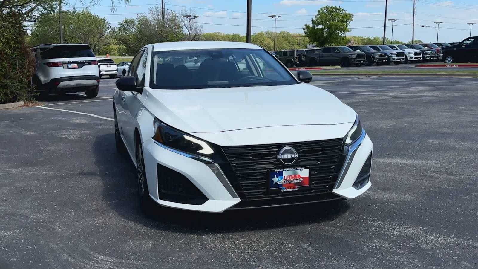 View vehicle photo 3