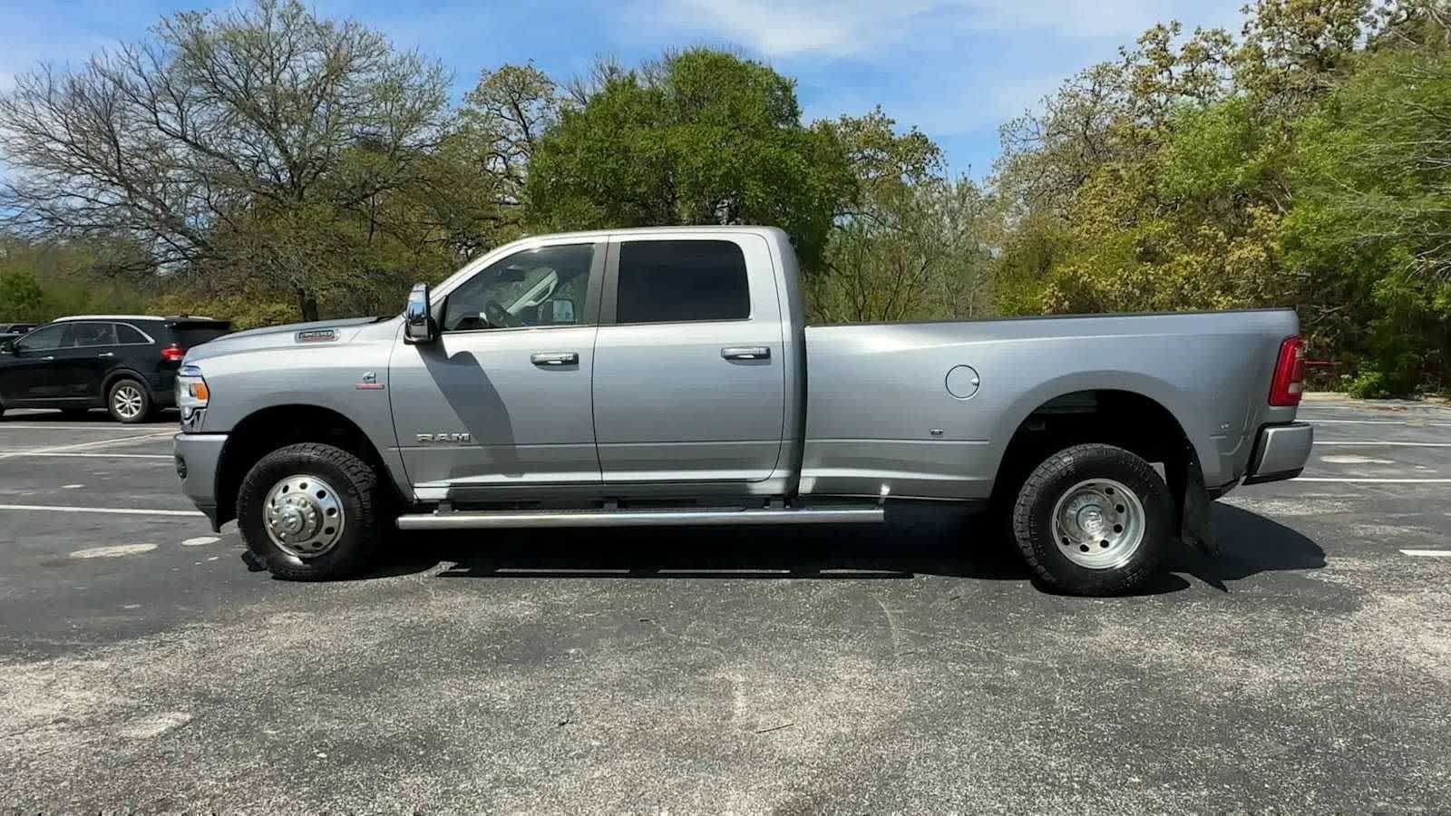 View vehicle photo 5