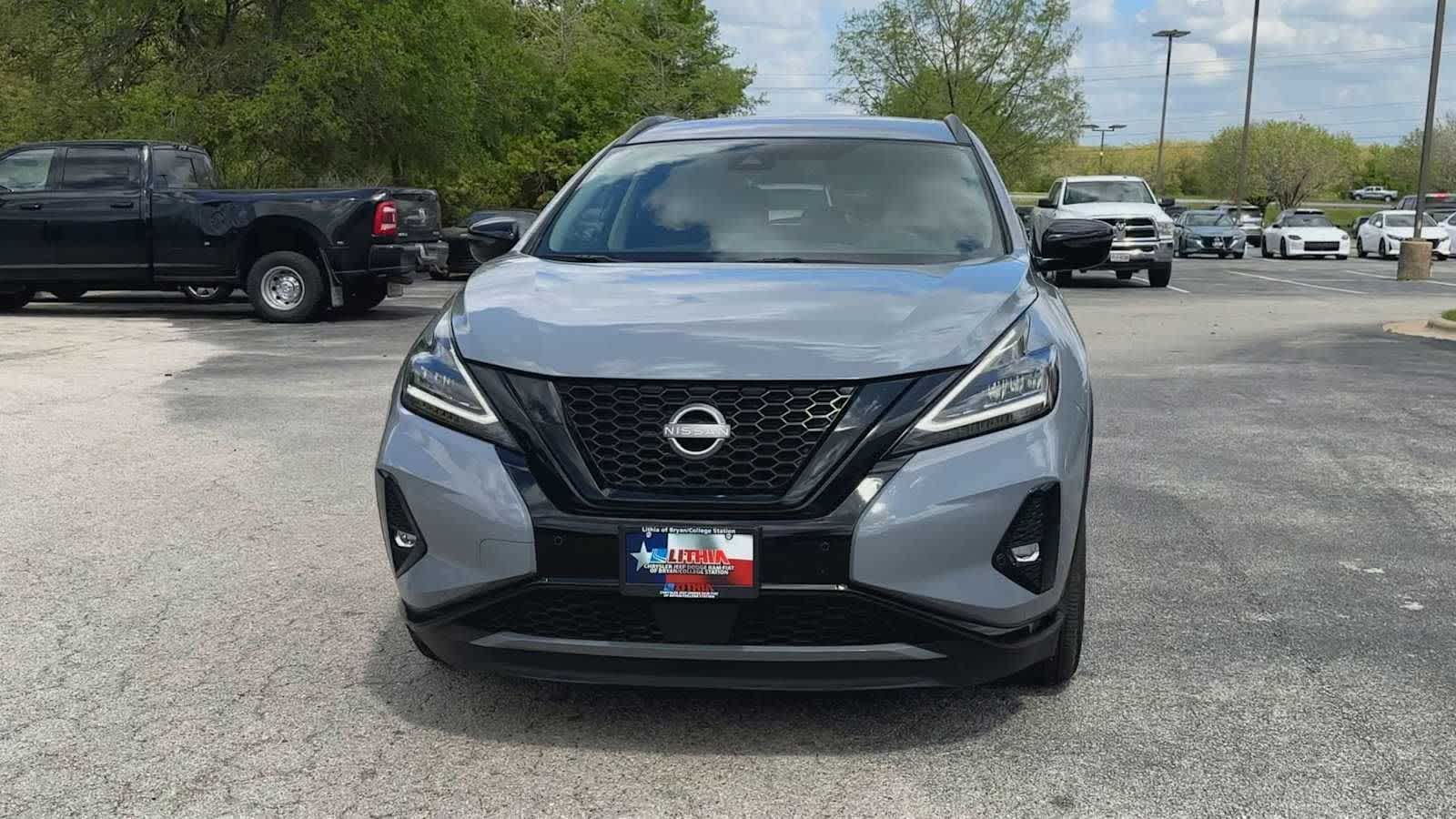 View vehicle photo 3