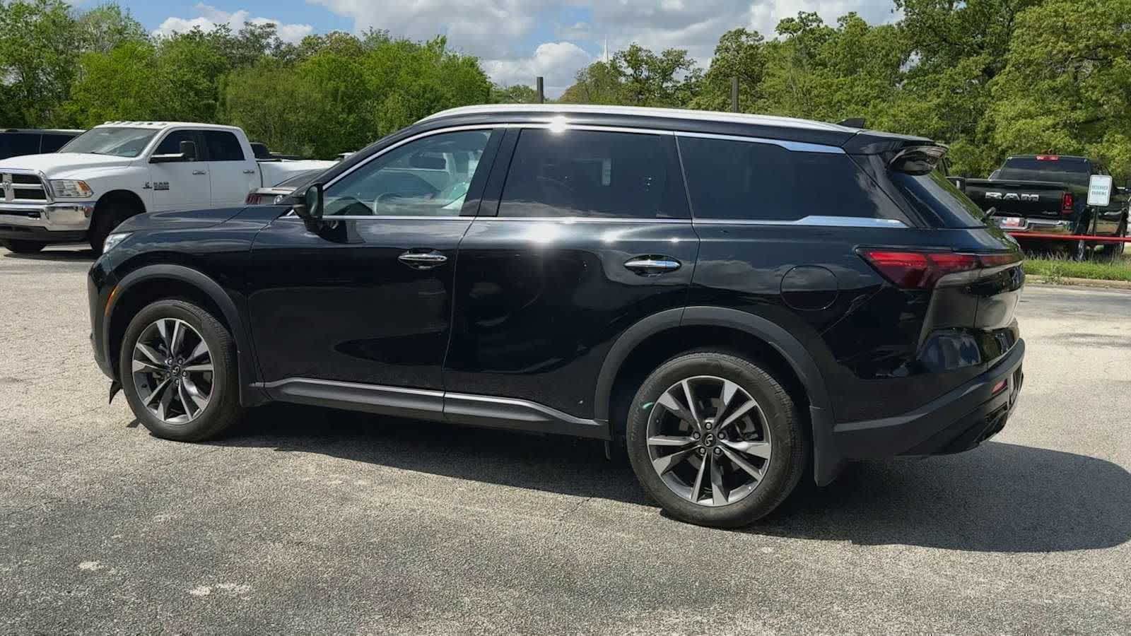 View vehicle photo 5