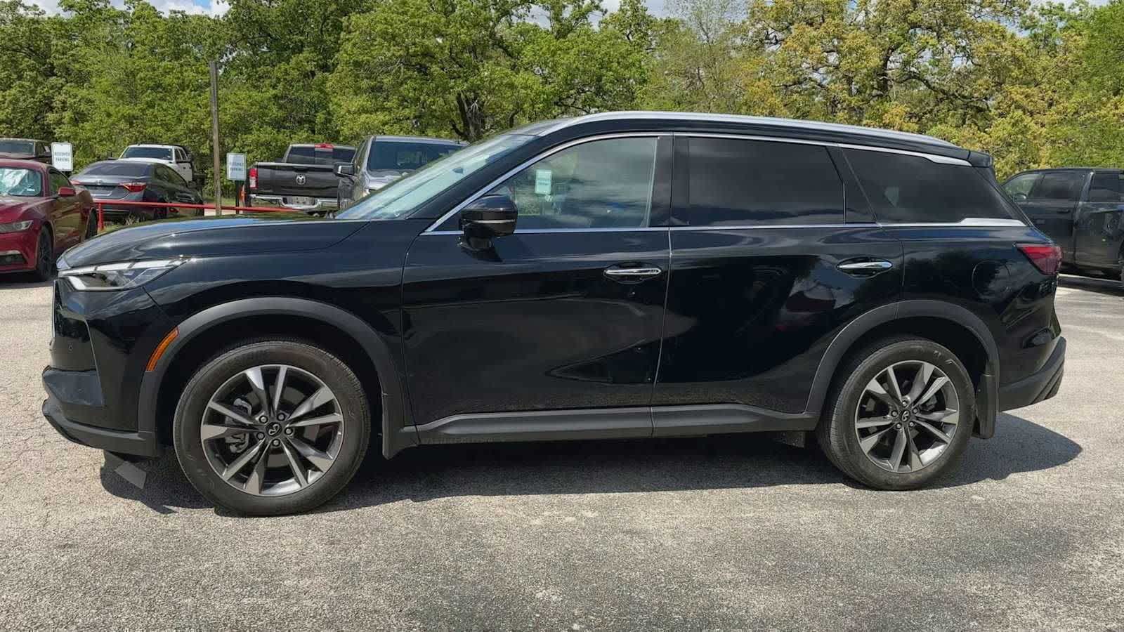 View vehicle photo 4