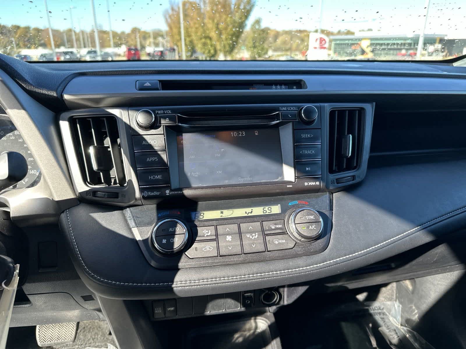 2017 Toyota RAV4 XLE 28