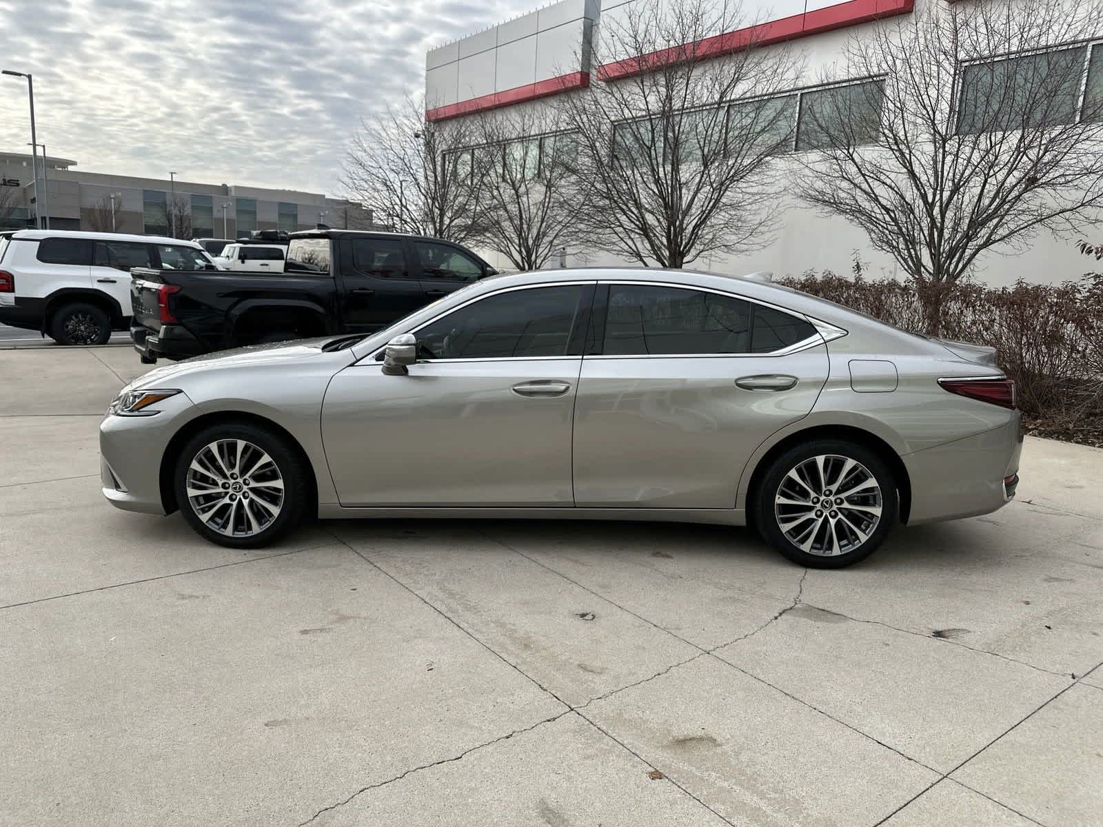 2021 Lexus ES  6