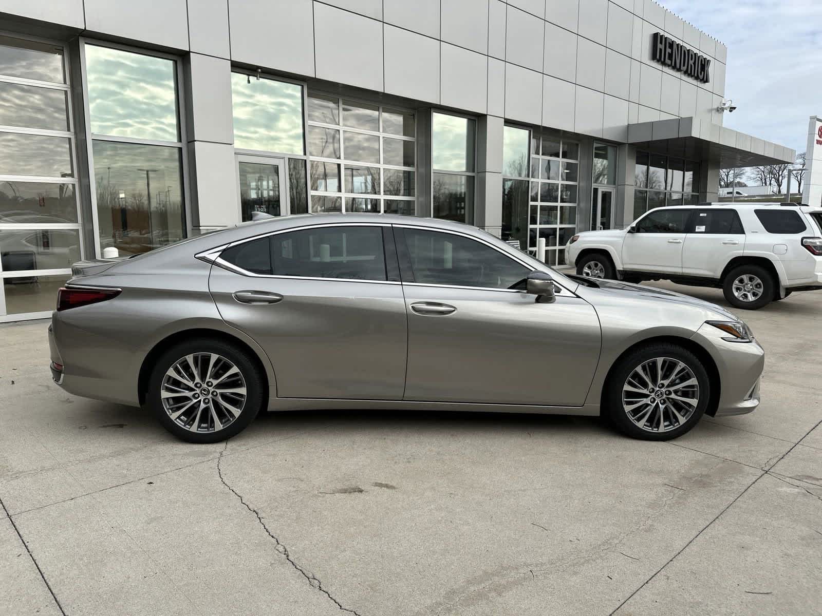 2021 Lexus ES  10