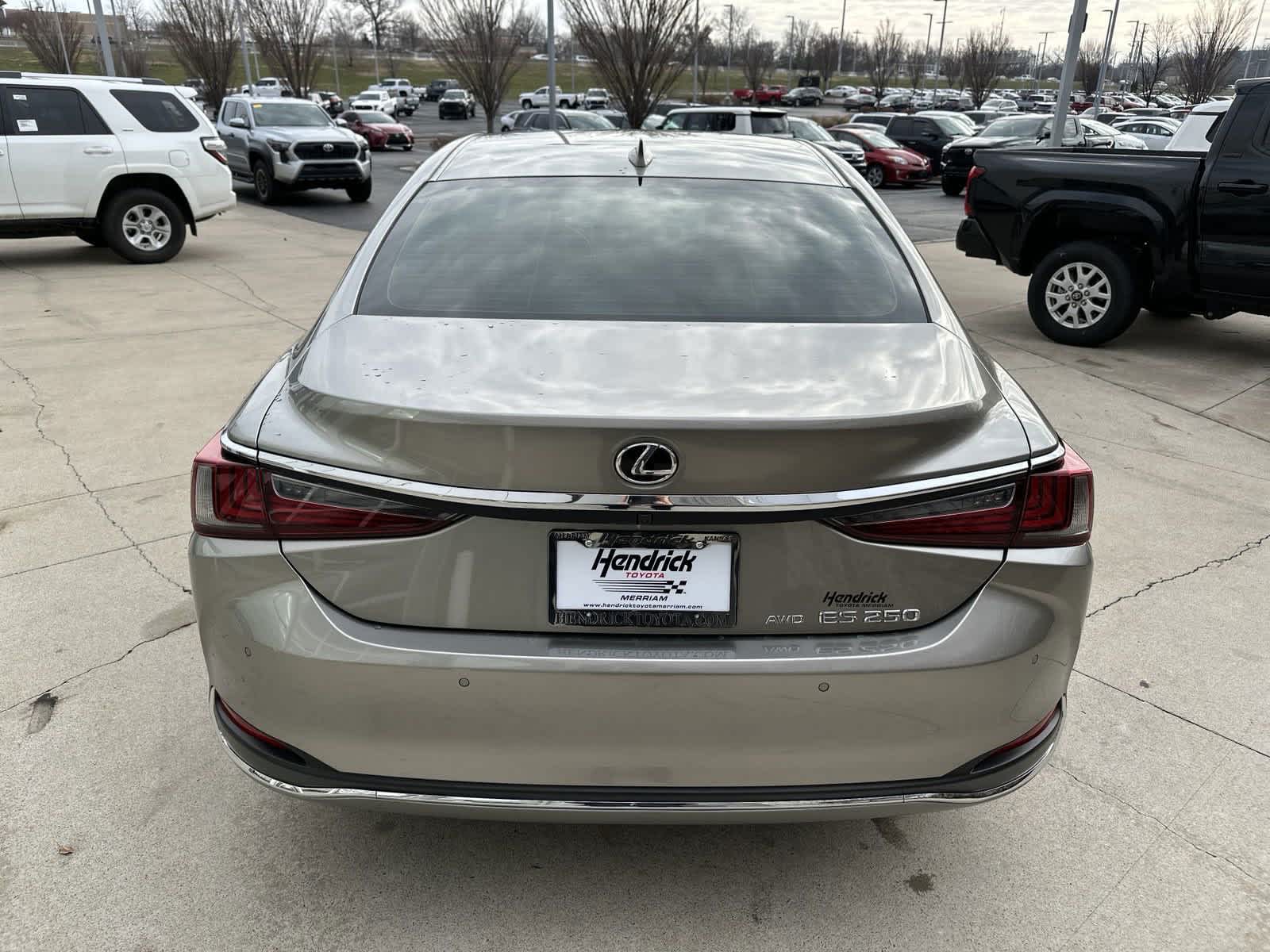 2021 Lexus ES  8