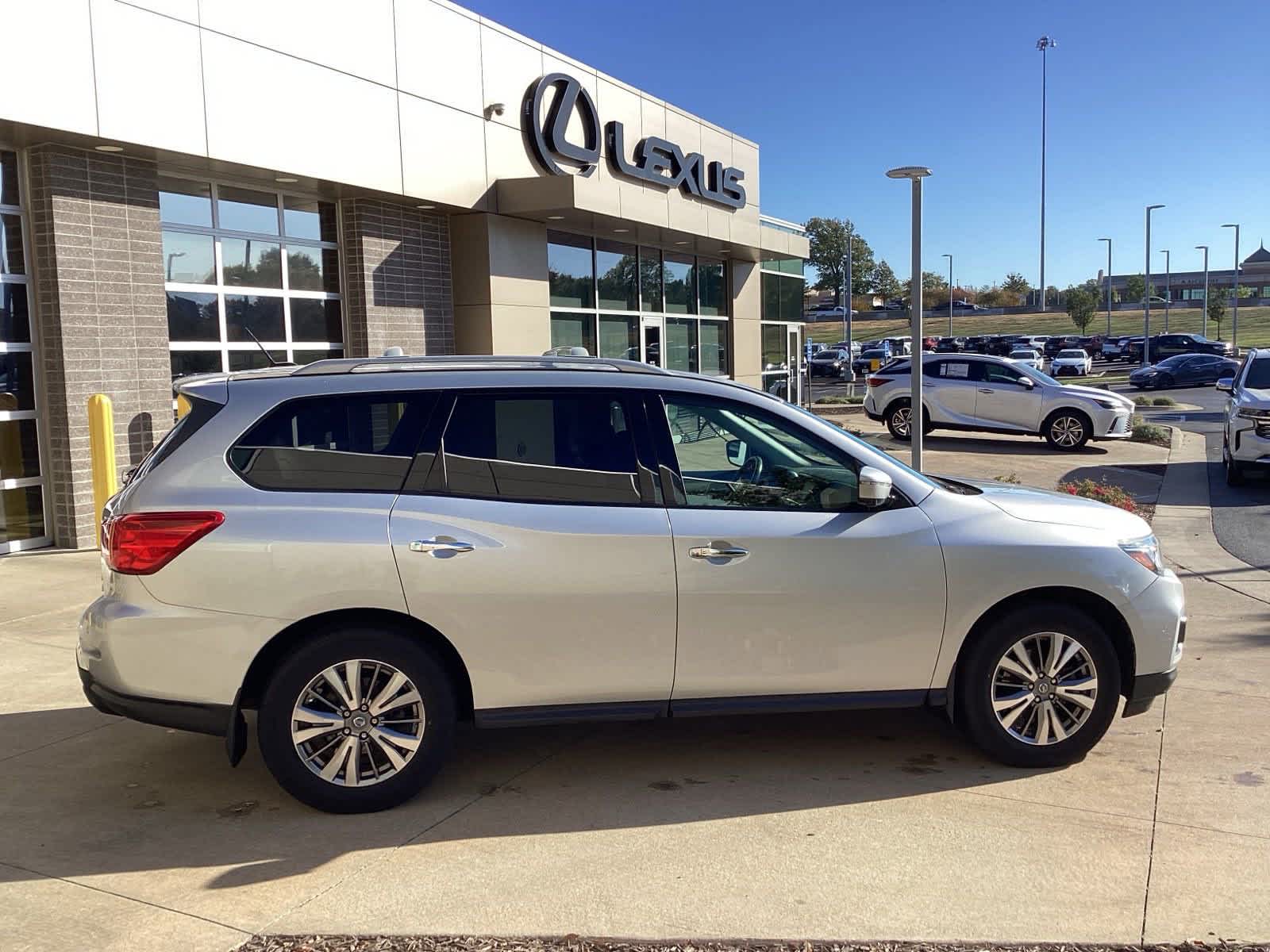 2018 Nissan Pathfinder SL 10