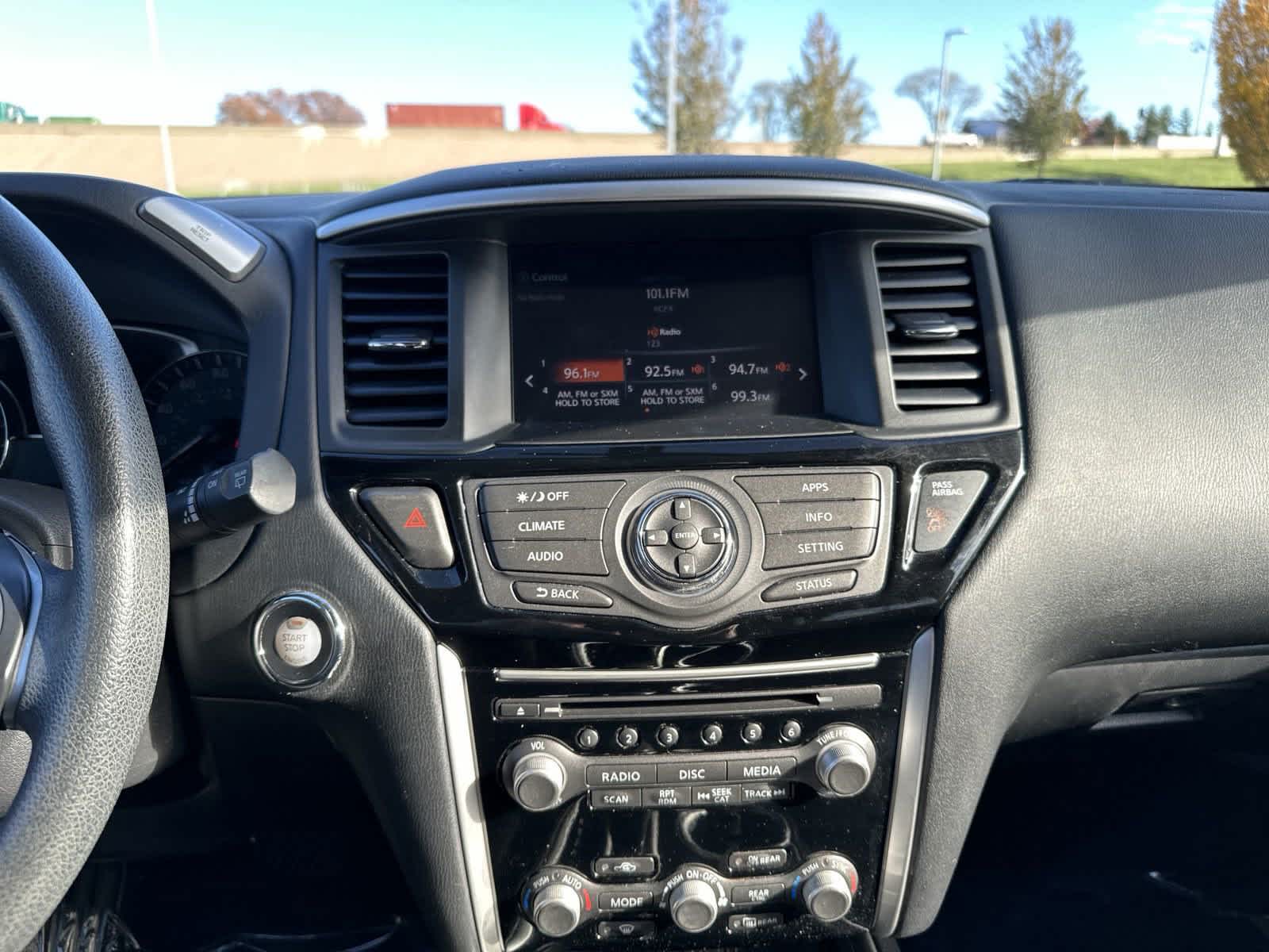 2019 Nissan Pathfinder S 27