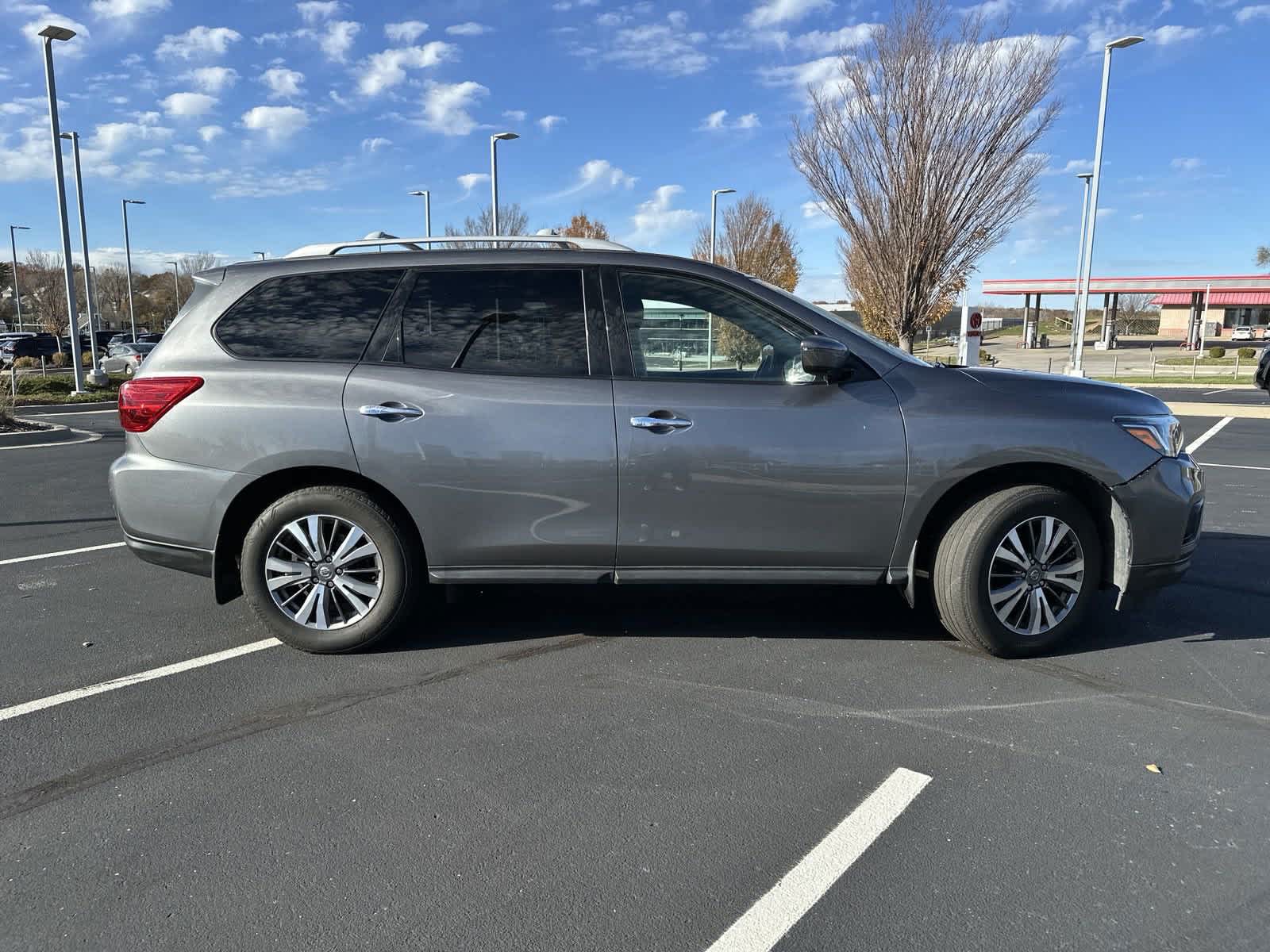 2019 Nissan Pathfinder S 10