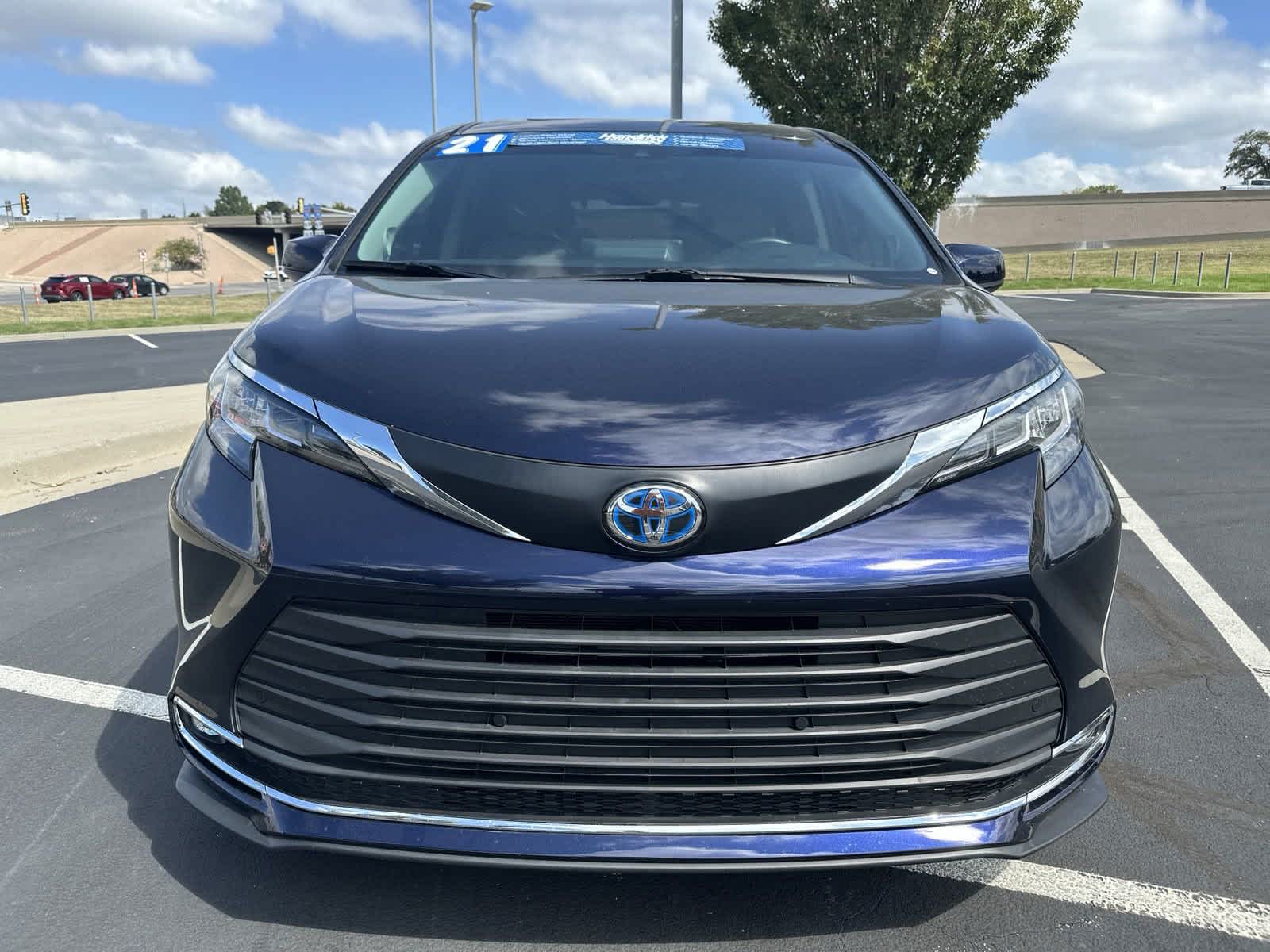 2021 Toyota Sienna XLE 3