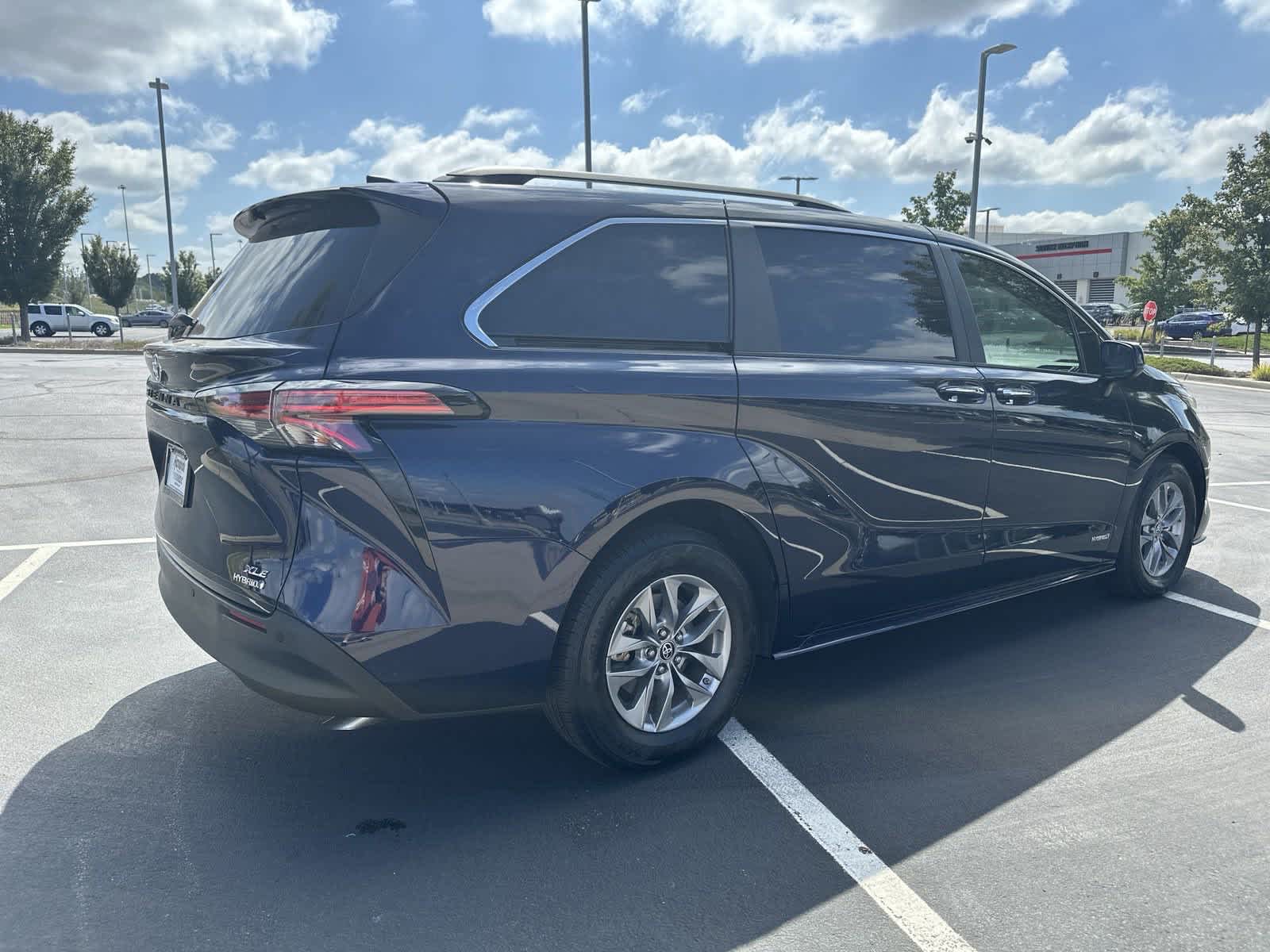 2021 Toyota Sienna XLE 9