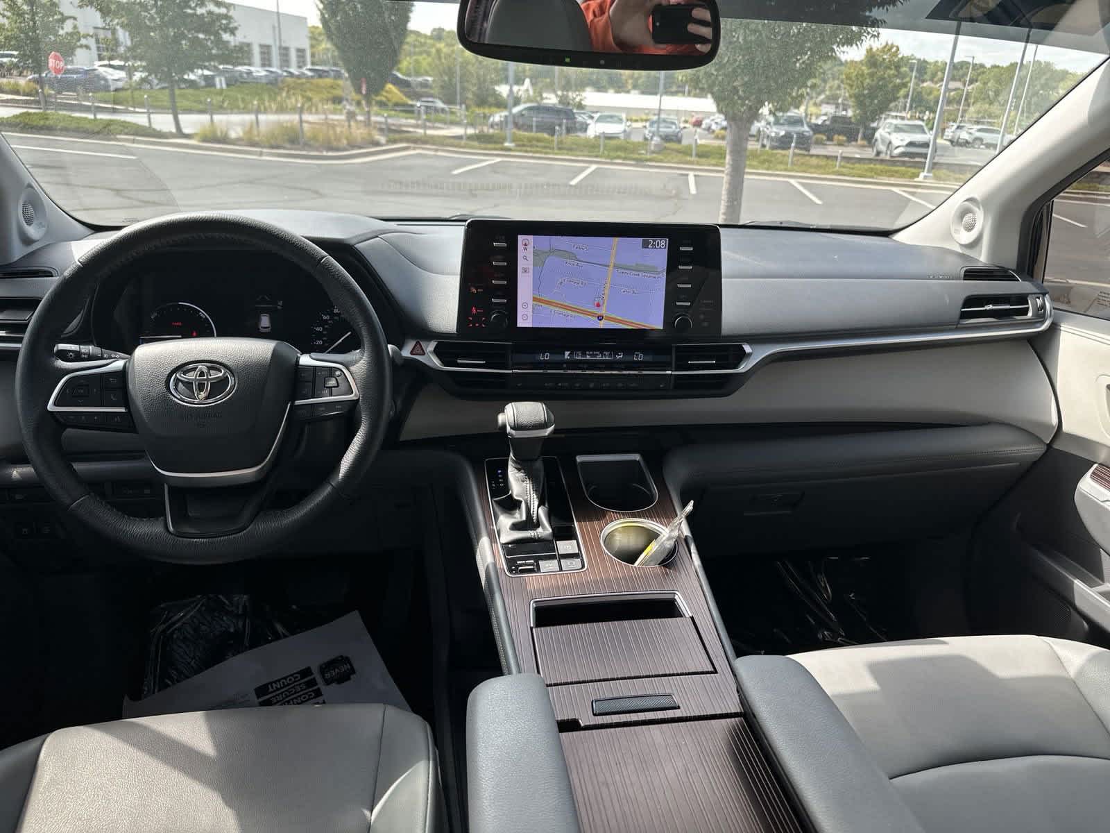 2021 Toyota Sienna XLE 28