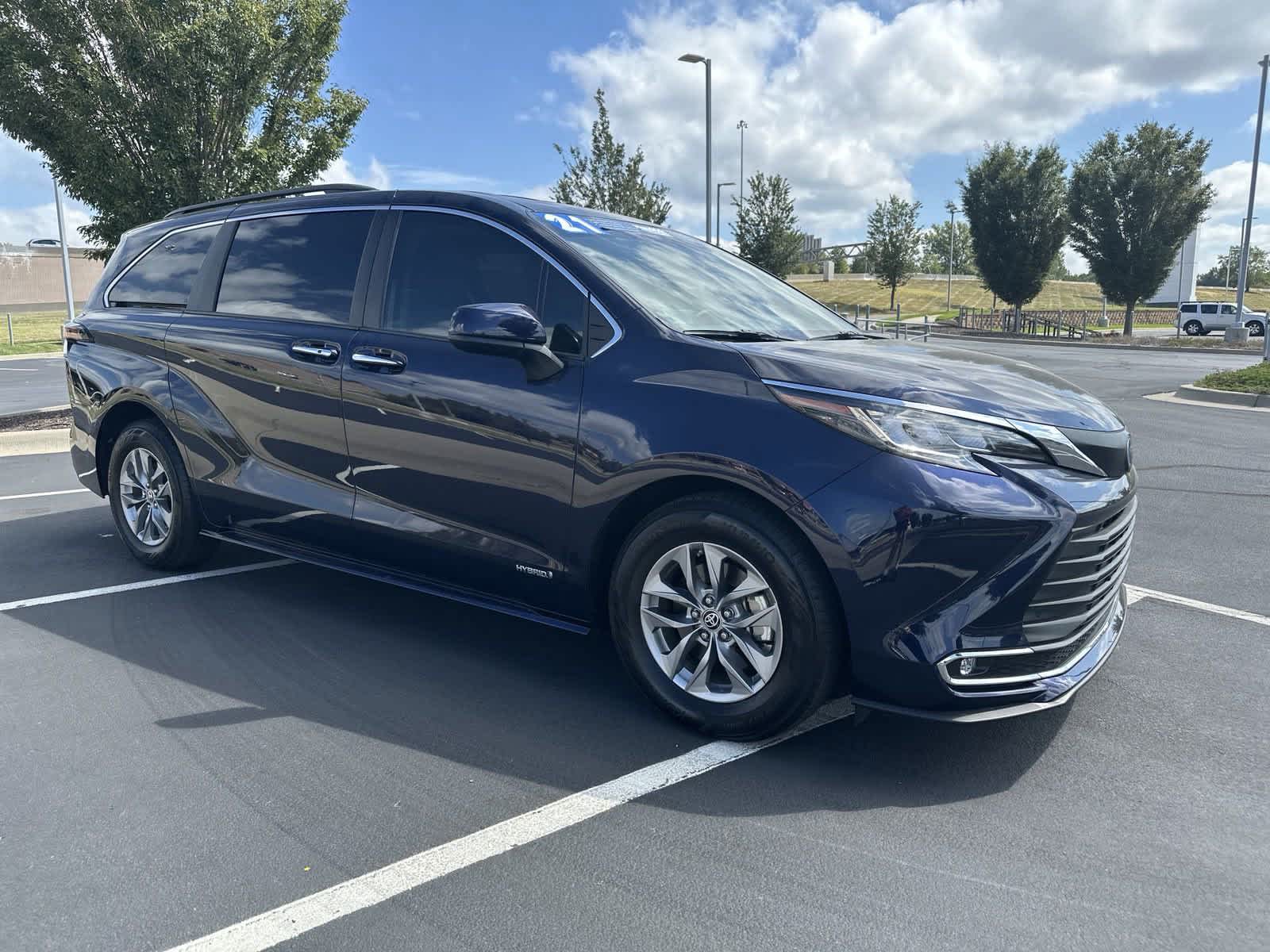 2021 Toyota Sienna XLE 2