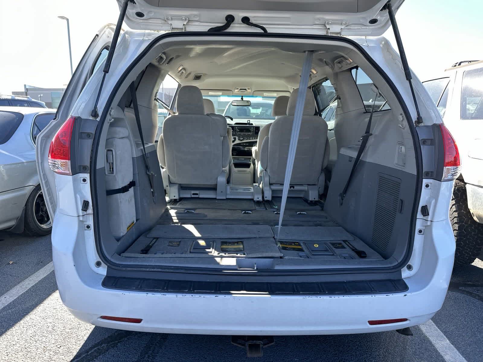 2013 Toyota Sienna LE 29