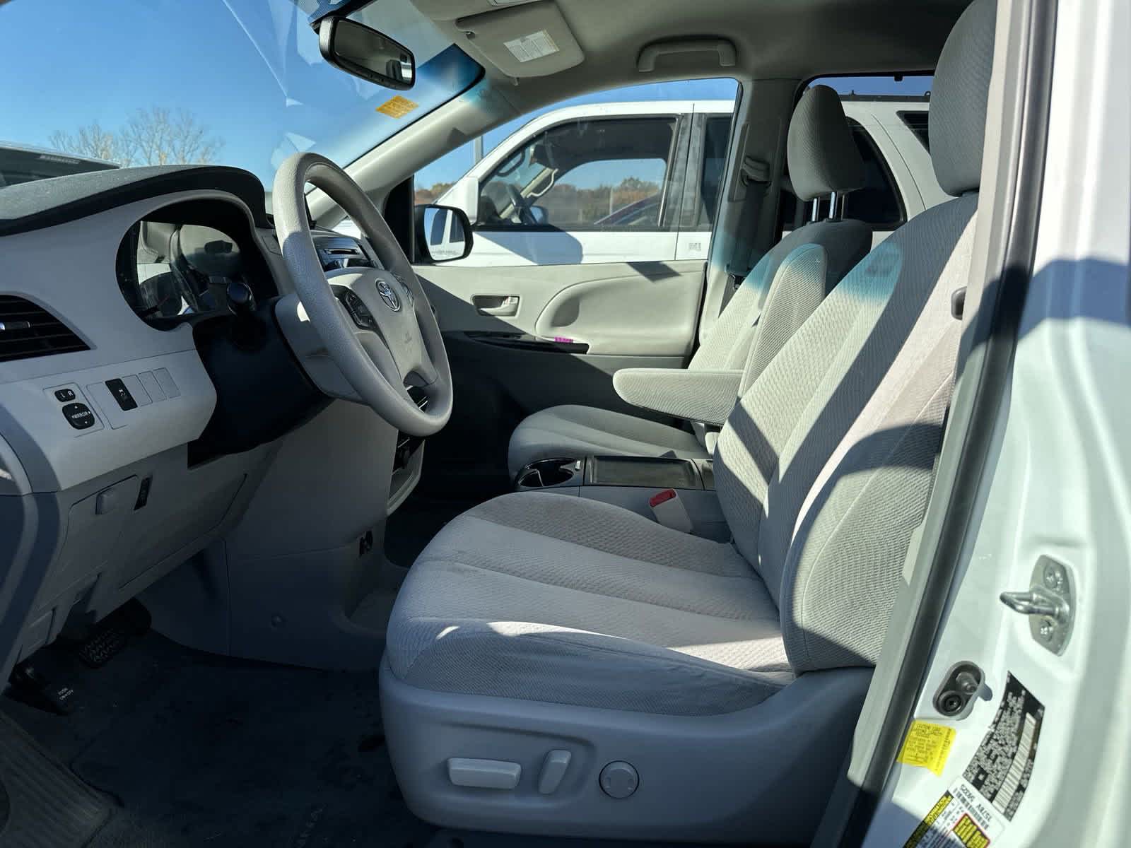 2013 Toyota Sienna LE 14