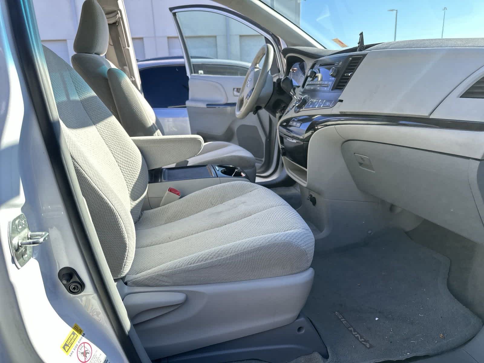 2013 Toyota Sienna LE 30