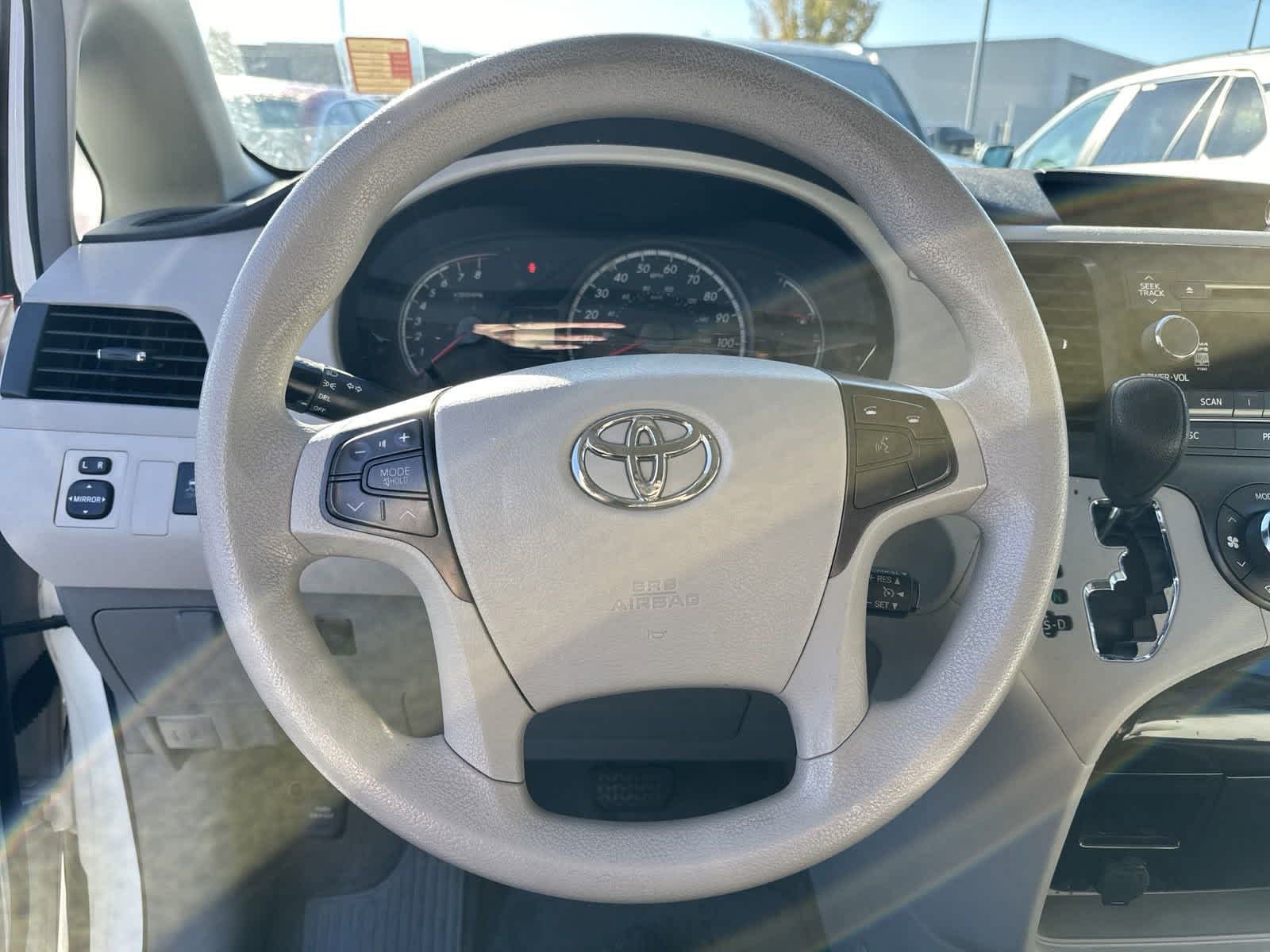 2013 Toyota Sienna LE 16